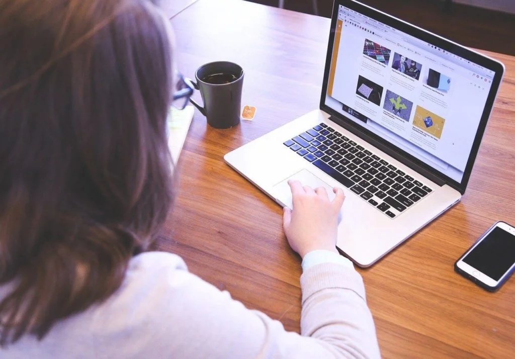 Mulher fazendo curso online