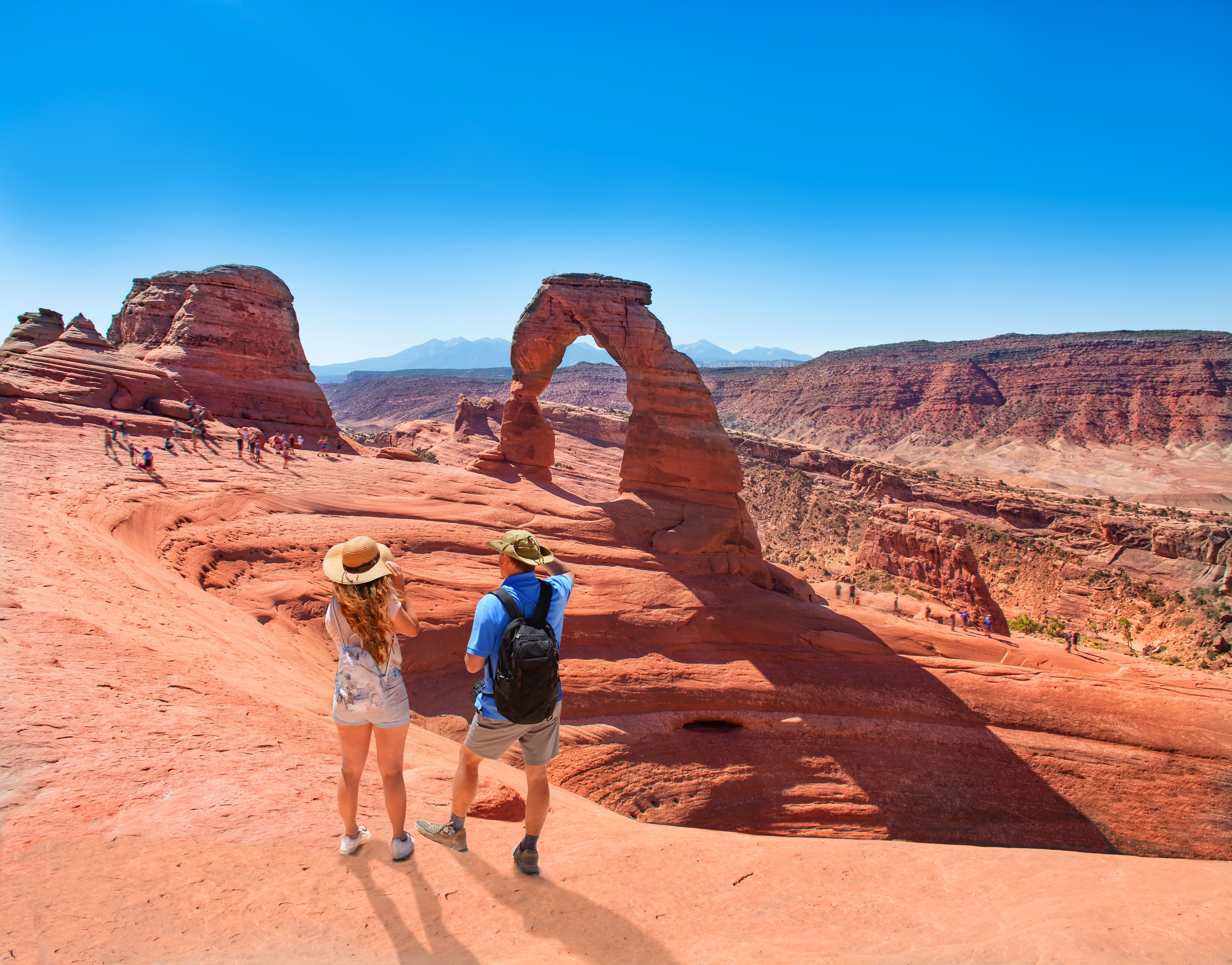 duas pessoas explorando o deserto em moab, utah