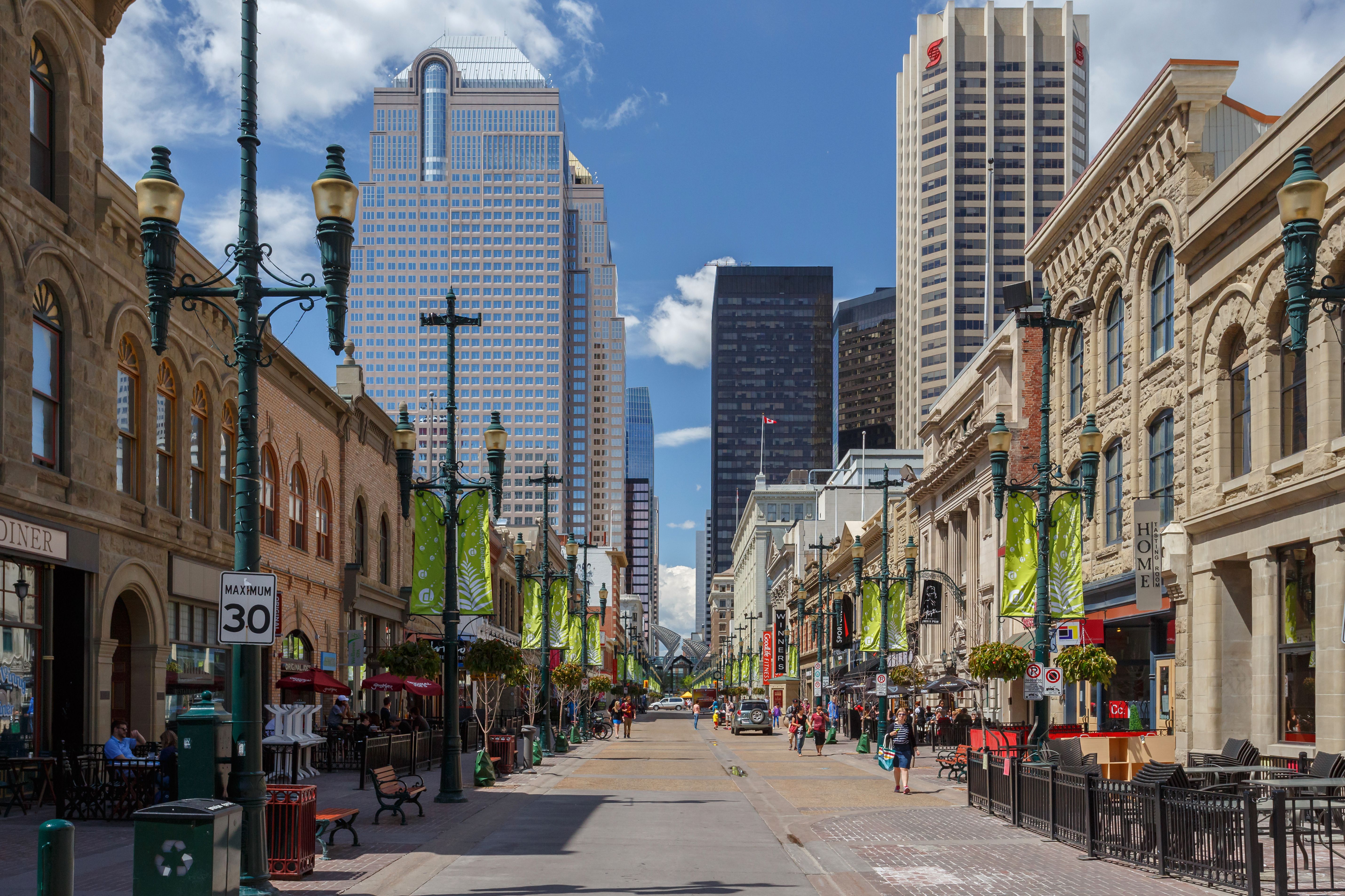 Procurando aproveitar ao máximo seu orçamento de viagem? Este é o lugar onde encontrar aluguéis, de acordo com especialistas 6 uma rua em calgary, canadá