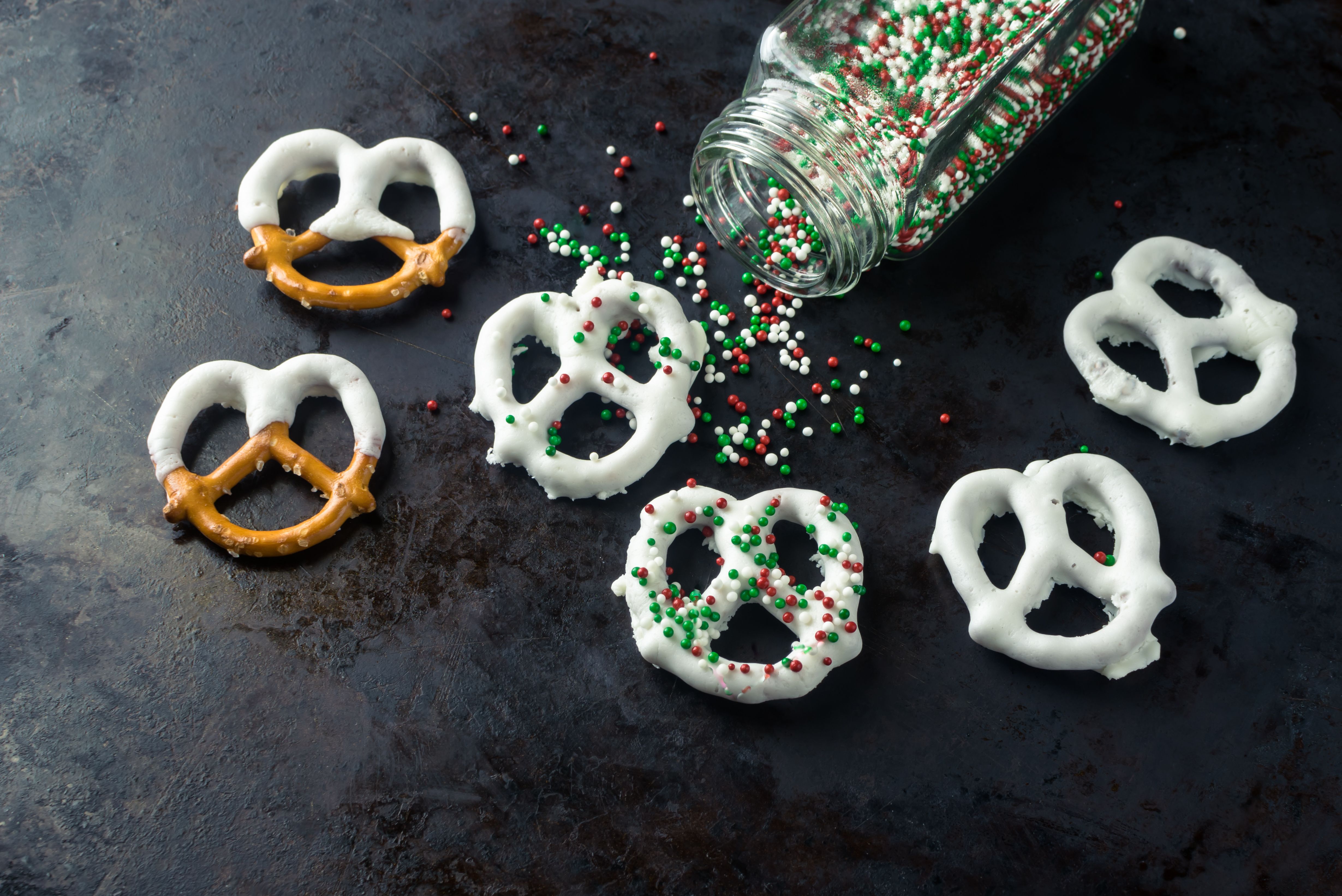 Como fazer casca de hortelã-pimenta e outros chocolates fáceis para presentear 4 pretzels cobertos de chocolate branco com confeitos festivos