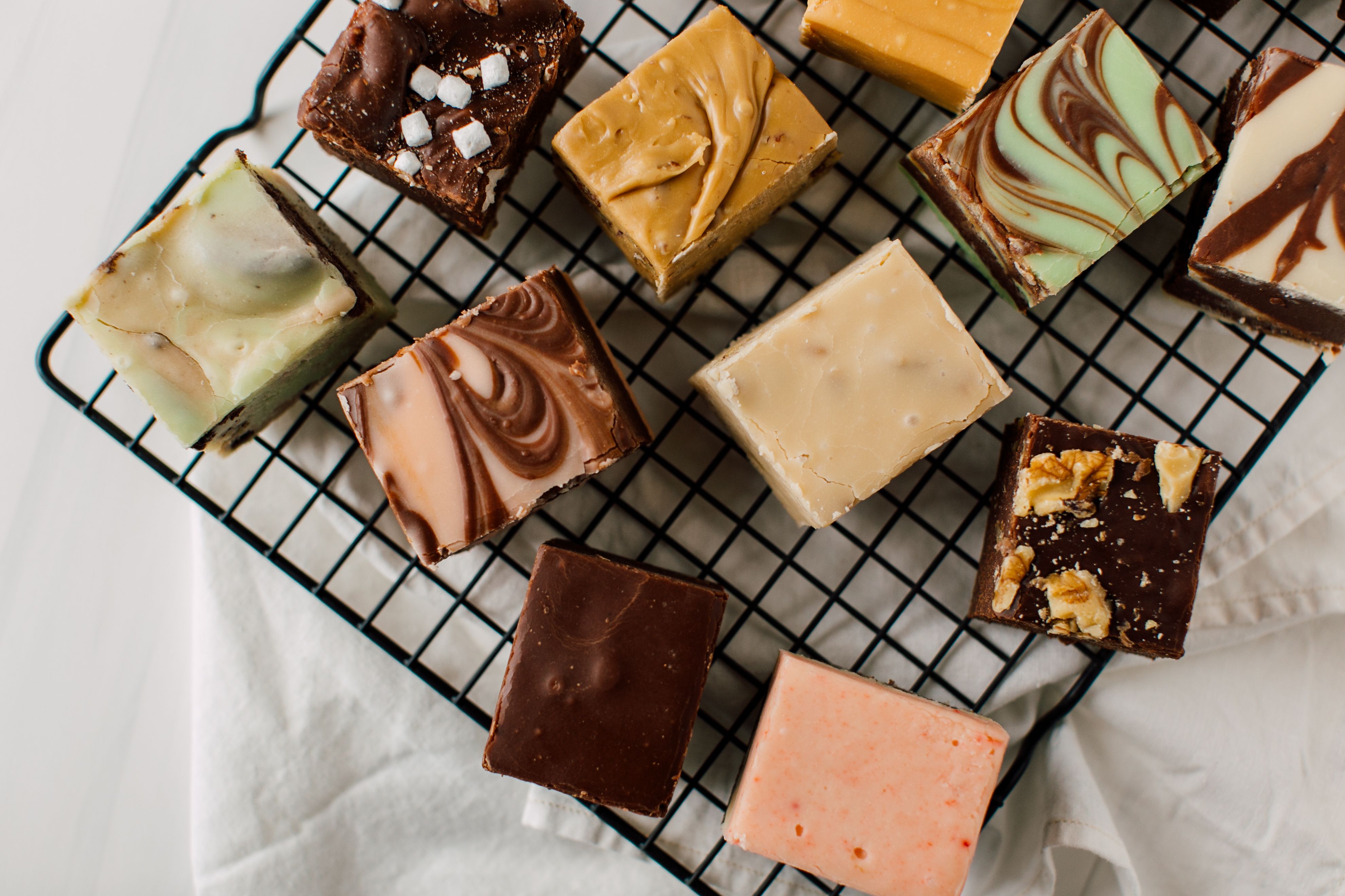 Como fazer casca de hortelã-pimenta e outros chocolates fáceis para presentear 3 uma variedade de fudge caseiro