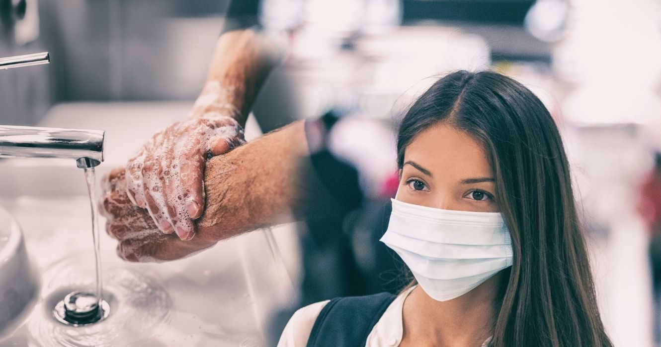 A vacina contra o coronavírus está prestes a mudar as viagens permanentemente: aqui está o que saber 1 alguém lavando as mãos, uma mulher usando uma máscara facial