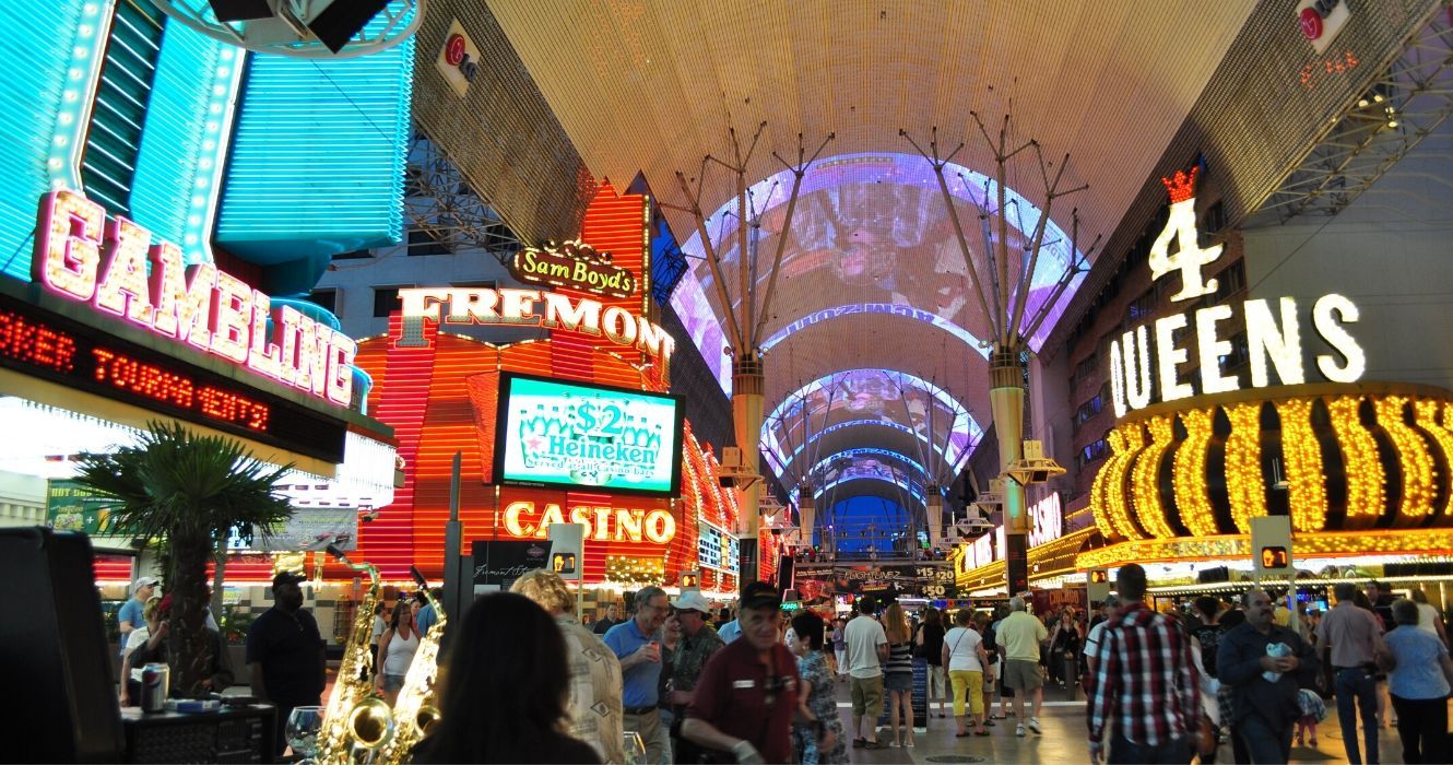 lojas lotadas na Las Vegas Strip são um destino turístico popular