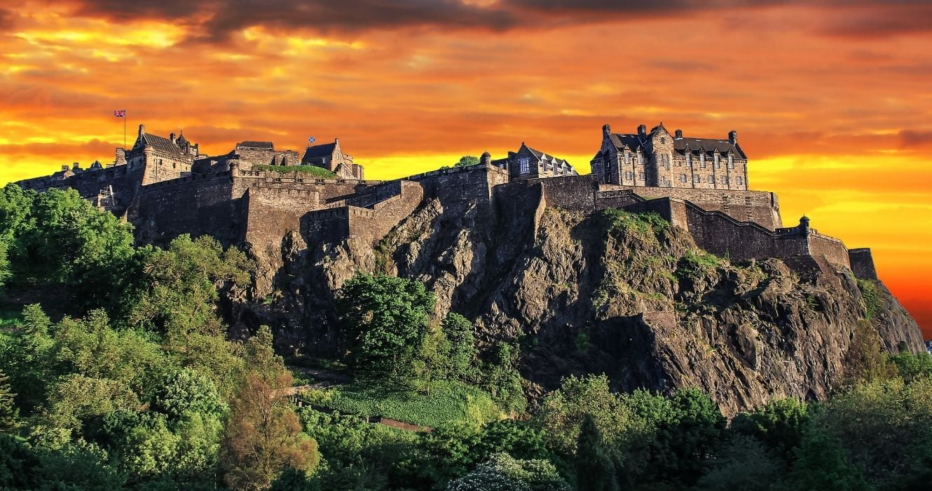 Castelo de Edimburgo foi construído no topo de um vulcão, e algumas outras coisas que você talvez não saiba 1 castelo de edimburgo durante o pôr do sol