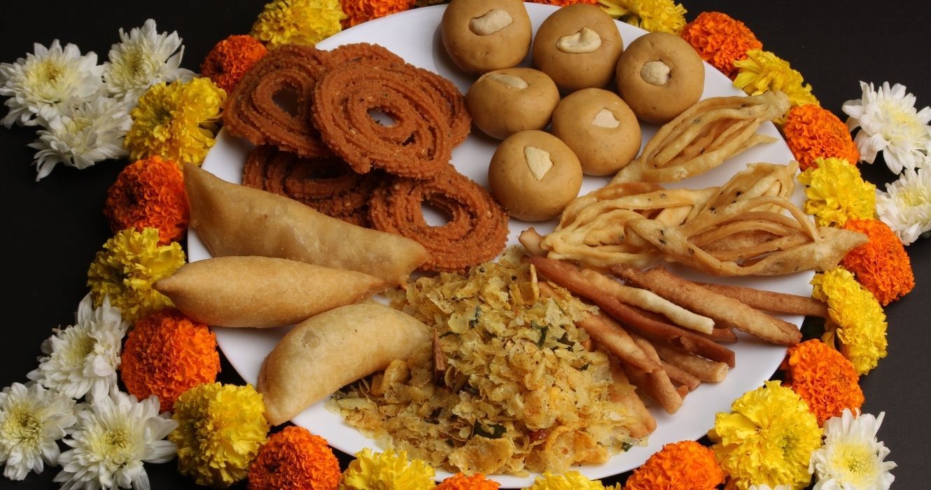 Diwali é uma celebração das luzes, mas também uma celebração dos doces 1 um design para o Diwali feito com salgadinhos, doces e flores indianos