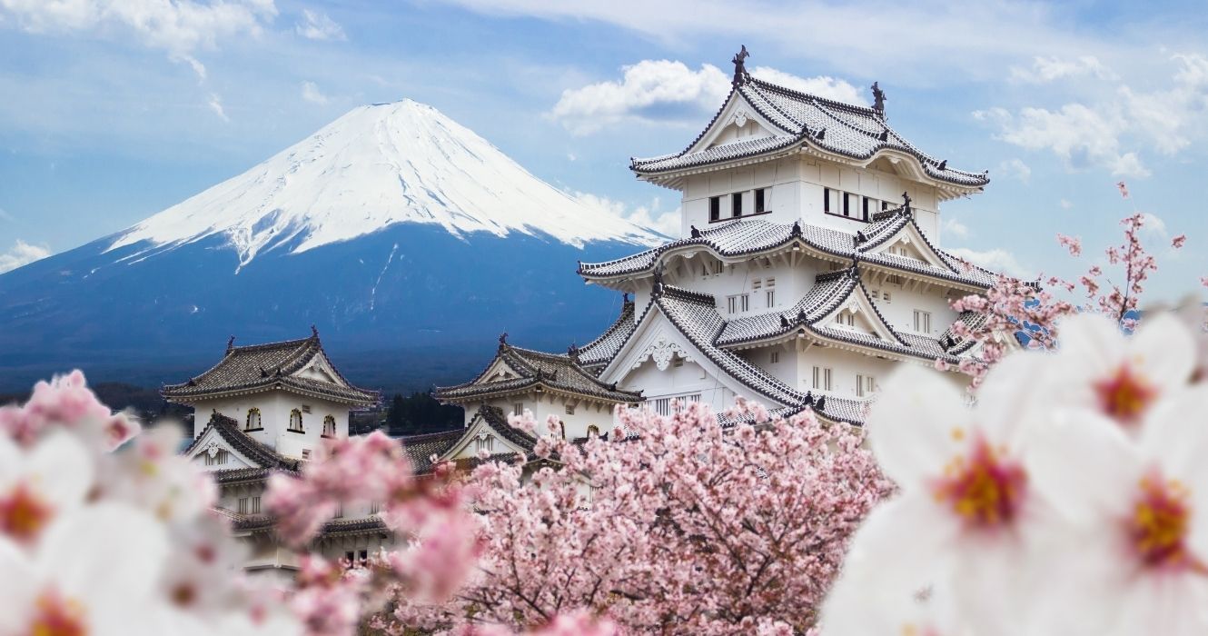 Estas são as principais atrações turísticas do Japão (também conhecidas como os lugares mais visitados do país) 1 uma vista do castelo de osaka através das flores de cerejeira com o monte fiji ao fundo