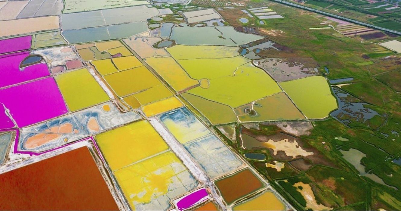 Isso é conhecido como o 'Mar Morto' da China, mas suas cores o tornam tudo menos sem vida 1 lago salgado chinês yungcheng