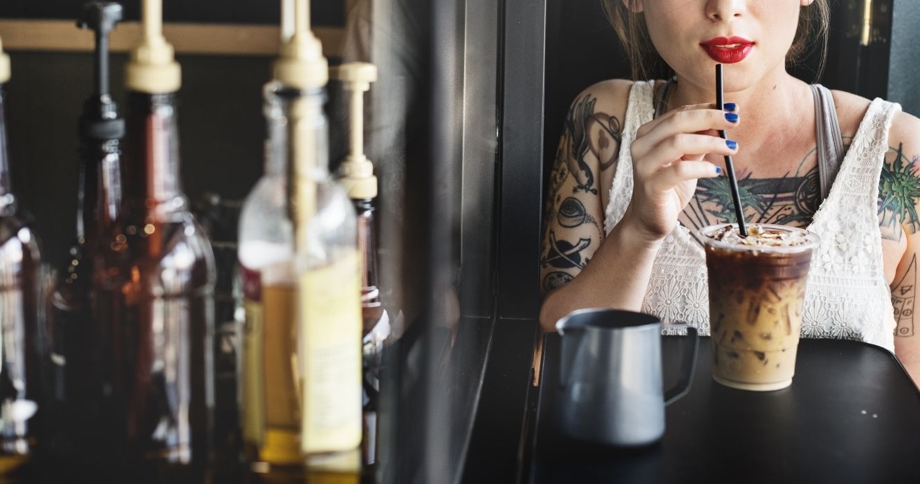 O café gelado foi criado na Grécia por engano, e estamos honrando isso com alguns truques deliciosos 1 uma mulher bebendo um café gelado