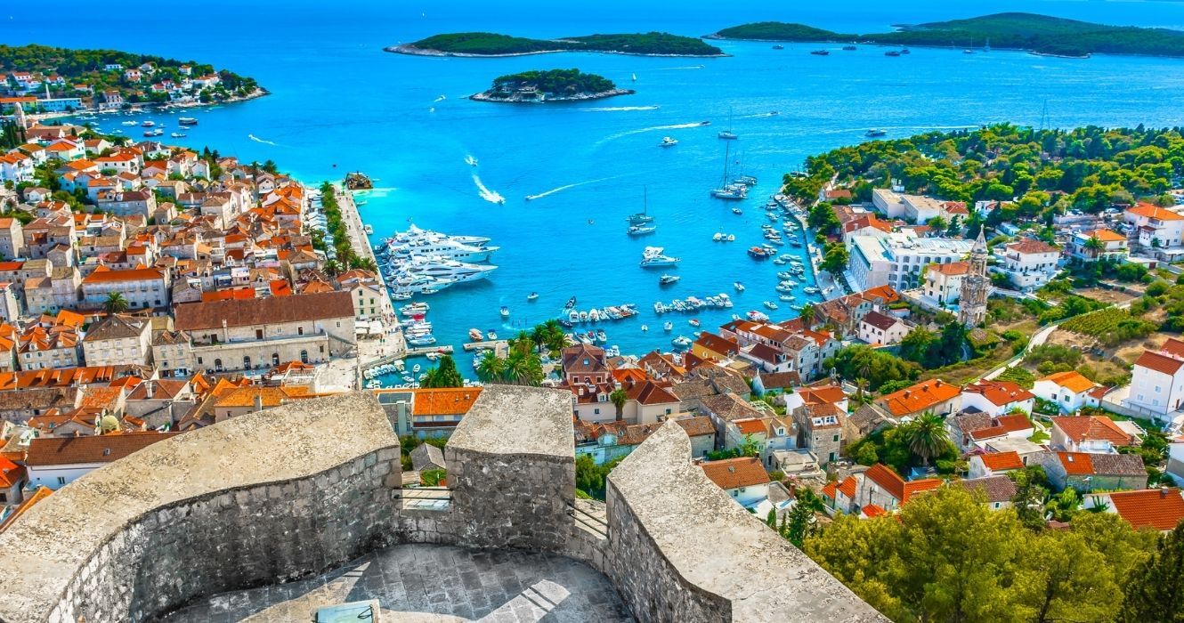 Se você está procurando o verdadeiro luxo na Croácia, Hvar é a melhor ilha 1 uma vista do porto em hvar, croácia