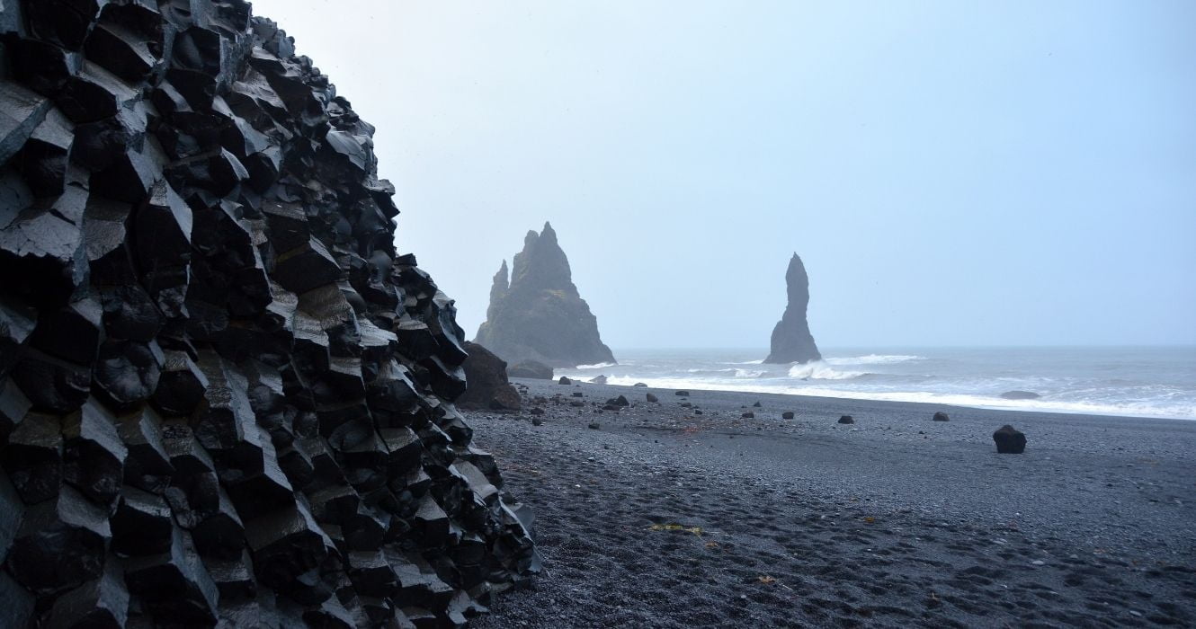 Tudo para saber sobre Reynisfjara, a praia de areia negra da Islândia 1 praia de reynisfjara na islândia