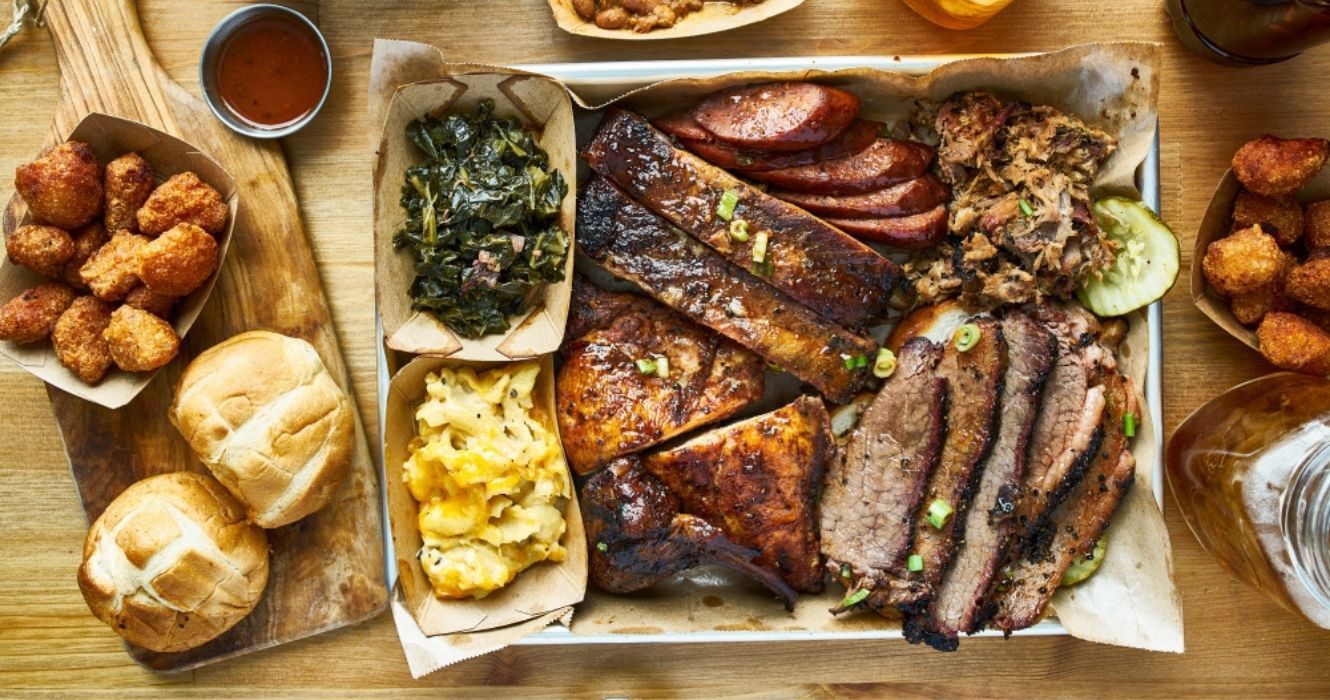 Viagem por estrada movida a comida: o guia para os melhores restaurantes de churrasco no Texas 1 uma refeição de churrasco ao estilo do texas com carne e acompanhamentos