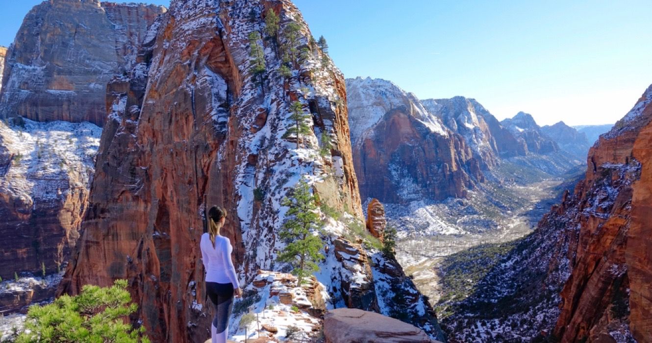 Mulher caminhando no Parque Nacional de Zion no inverno