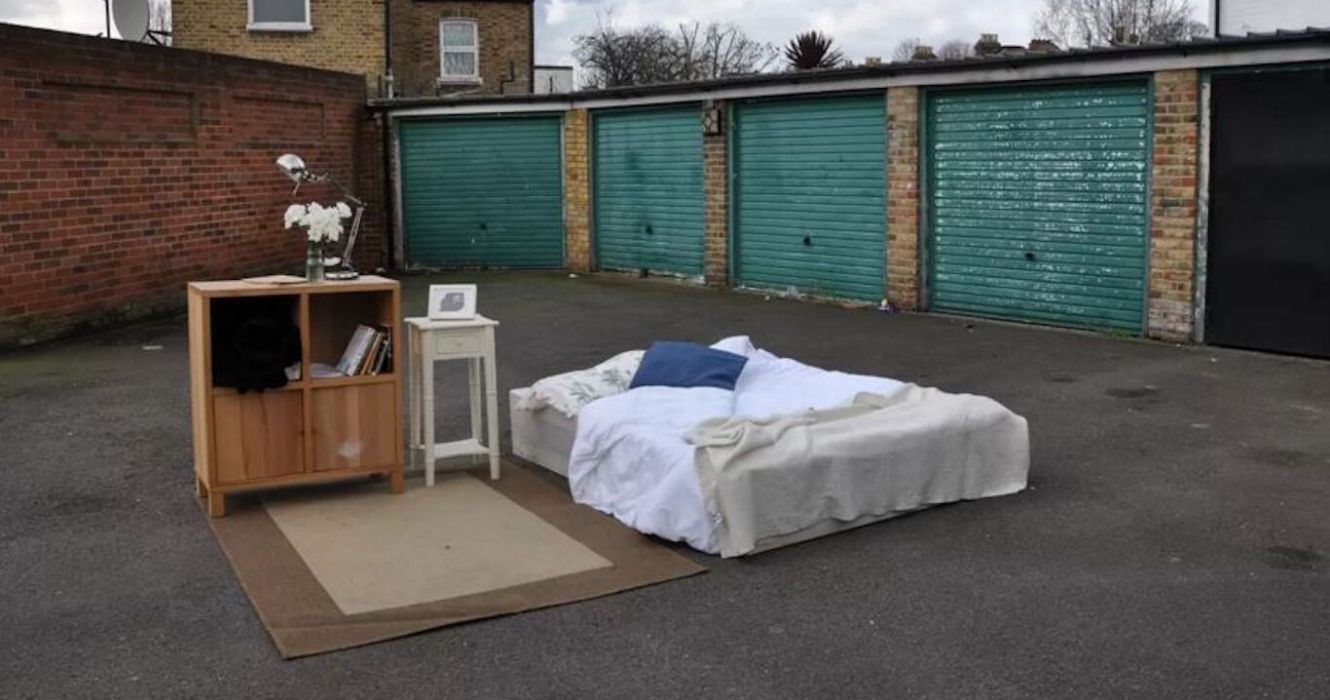10 fotos de viajantes de AirBnBs em que você nunca ficaria (mesmo que pagassem) 1 Cama com tapete e cômoda ao ar livre em um AirBnB de Londres