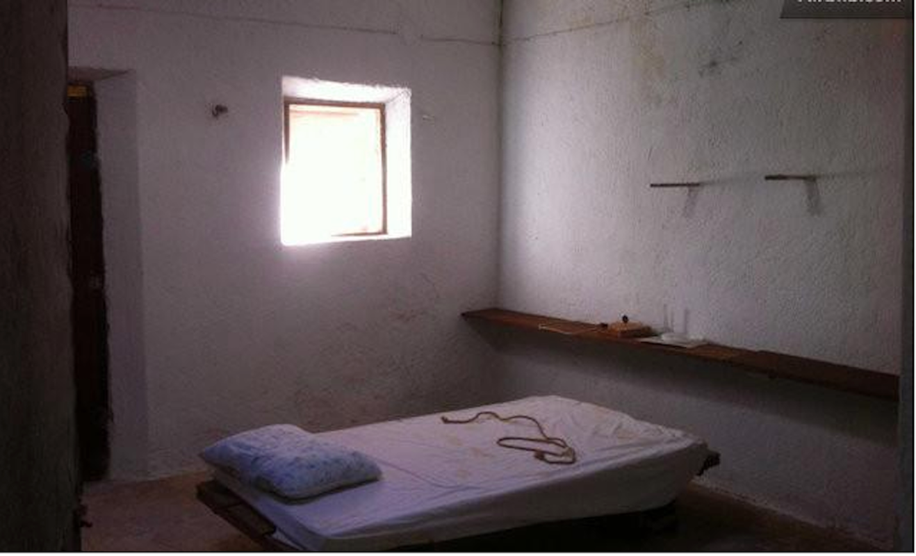 10 fotos de viajantes de AirBnBs em que você nunca ficaria (mesmo que pagassem) 4 Quarto com Cama de Solteiro em Cela