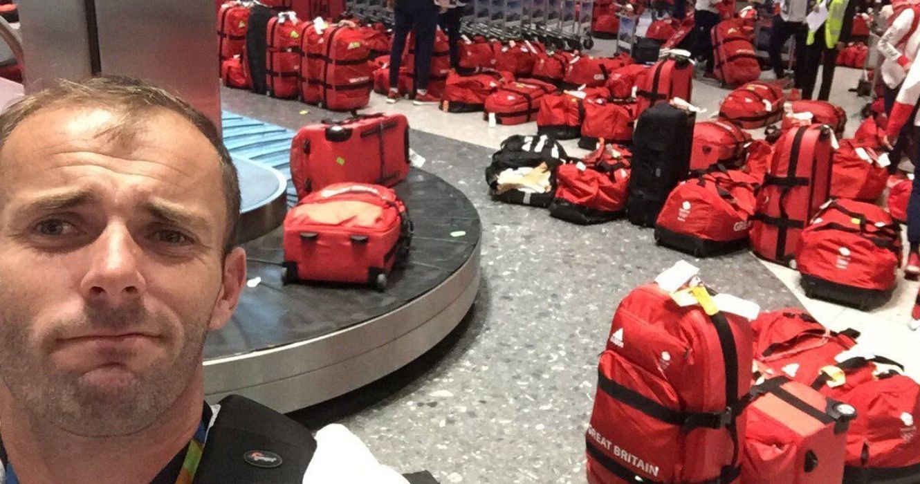 12 coisas que os atletas olímpicos fazem quando viajam (poucas pessoas sabem) 1 Atletas olímpicos da Grã-Bretanha toda bagagem vermelha