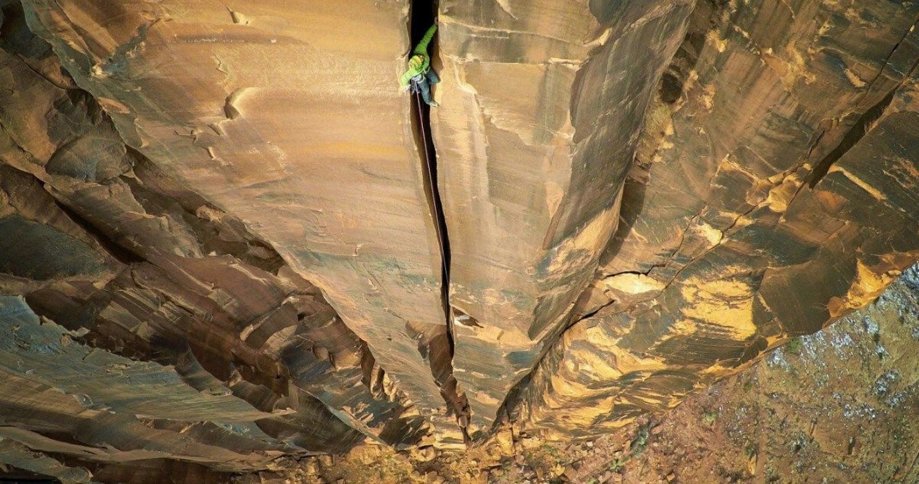 Foto de drone de uma pessoa escalando em um penhasco