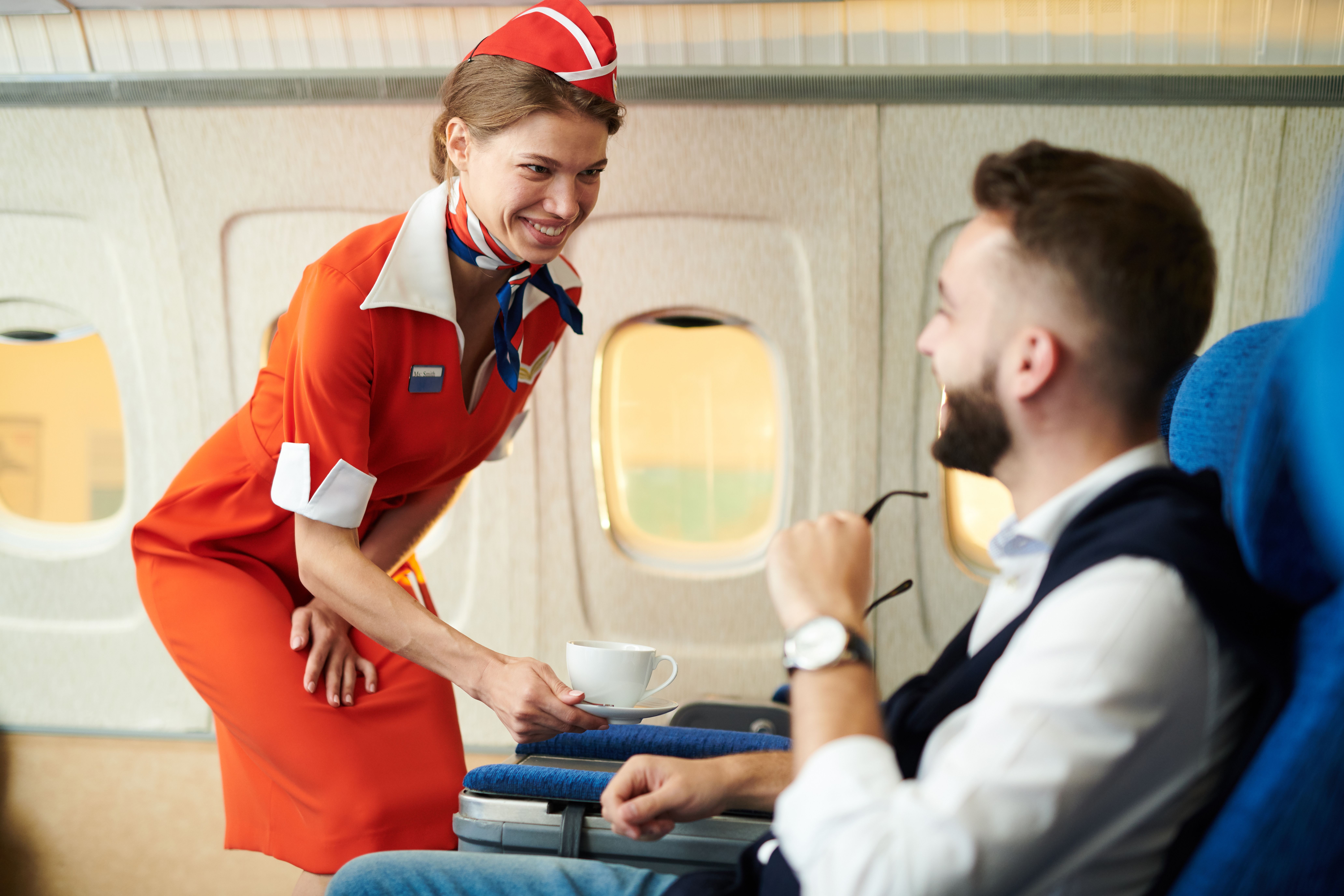 Se já faz um tempo desde que você esteve em um avião, essas dicas anti-ansiedade devem ajudar 2 um comissário de bordo falando com um passageiro