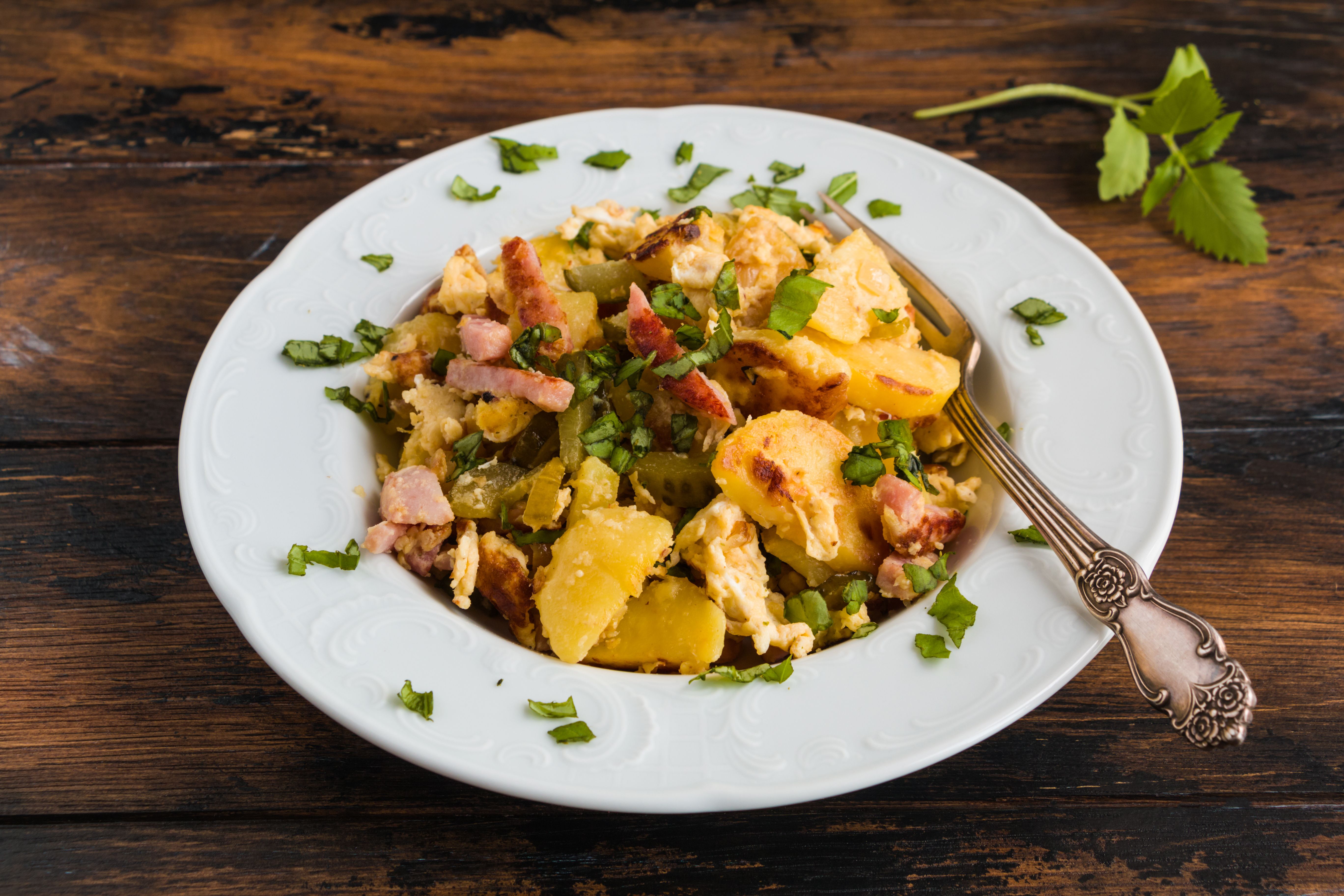 As caçarolas de brunch mais populares de todo o mundo 5 um prato alemão chamado hoppel poppel