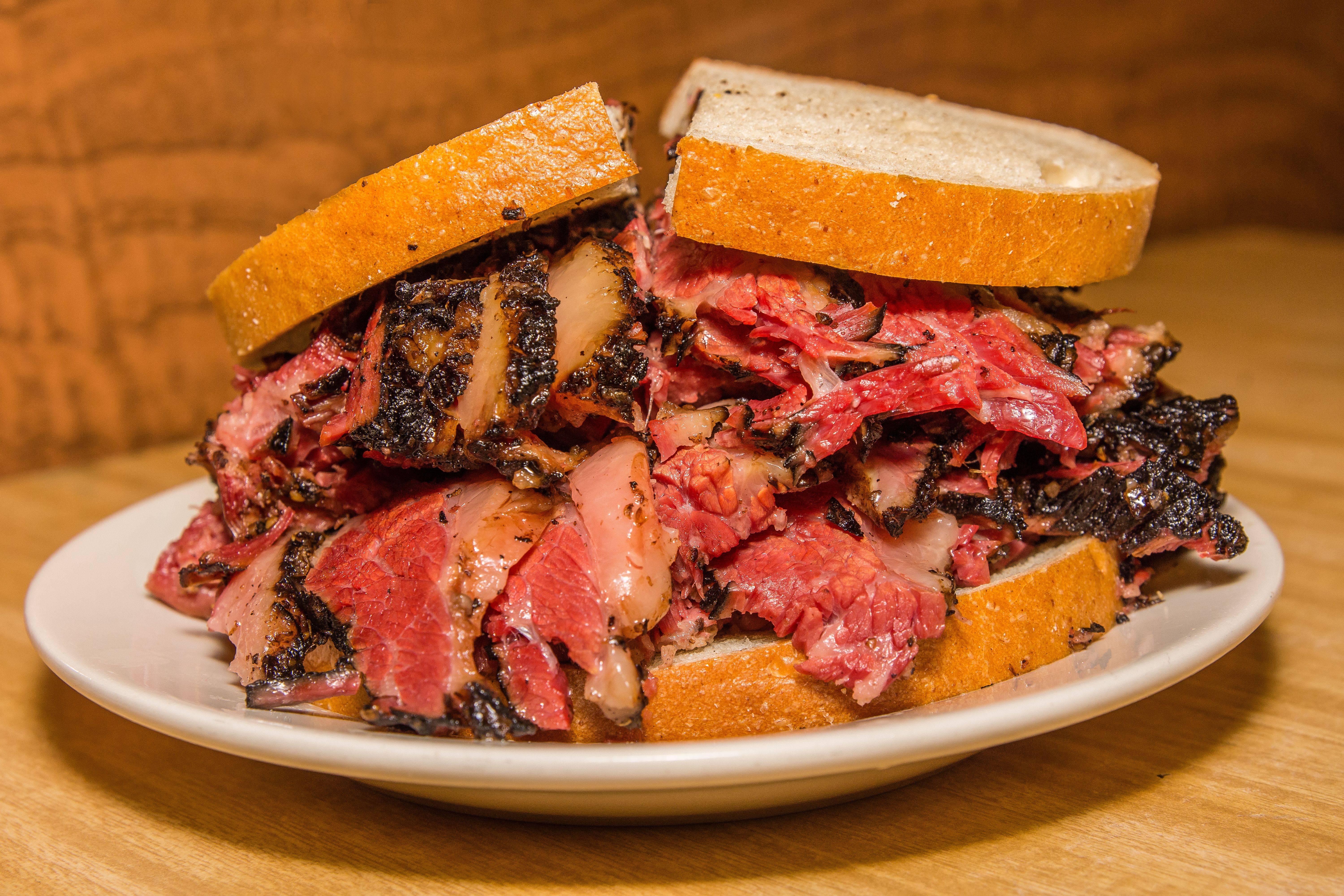 O pastrami sempre foi um ícone da cidade de Nova York? Não Começou Assim 4 um sanduíche de pastrami