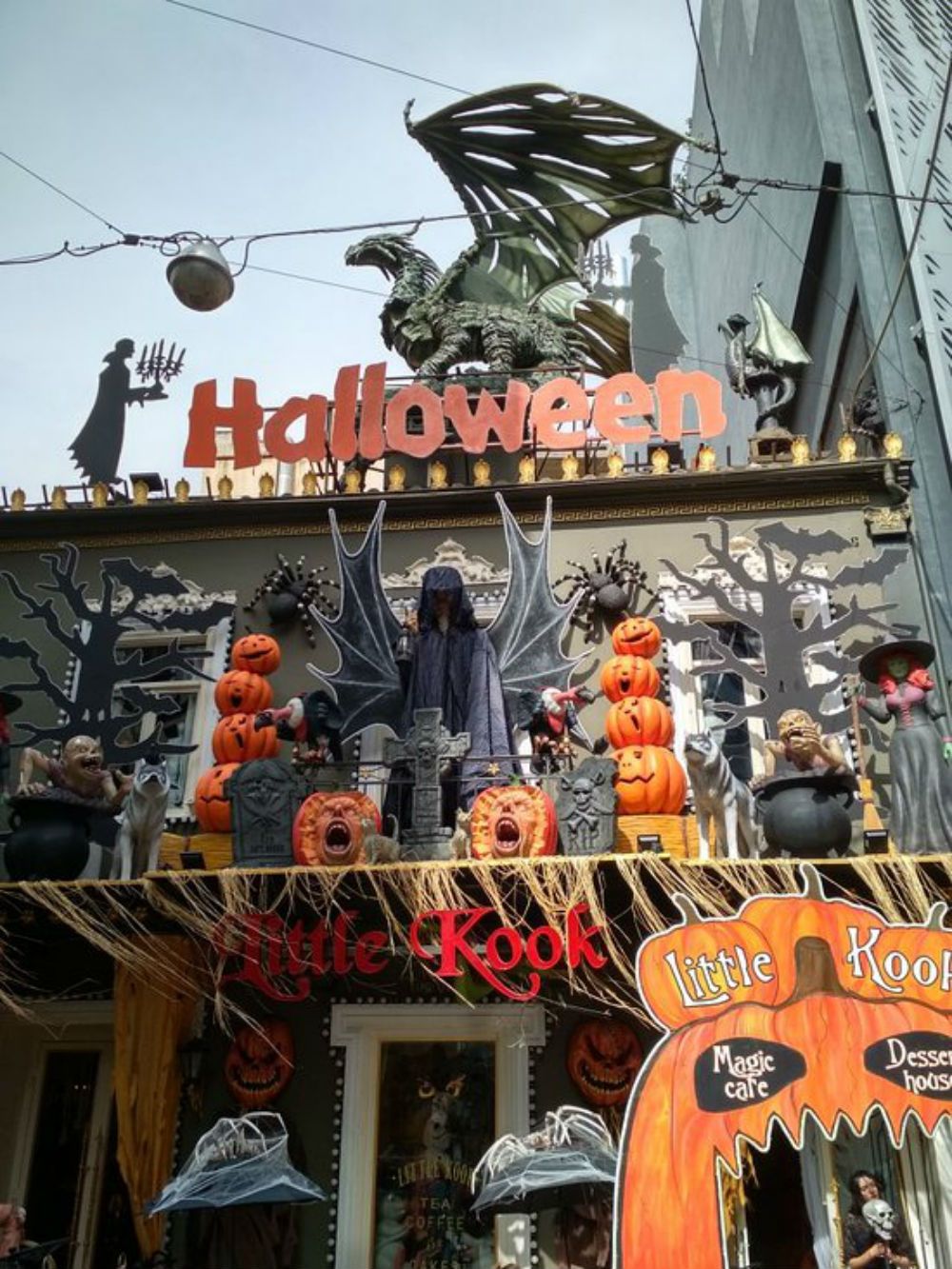 A cidade europeia de Atenas tem mais a oferecer aos turistas do que a Acrópole 6 decorações de halloween no pequeno café kook em atenas grécia