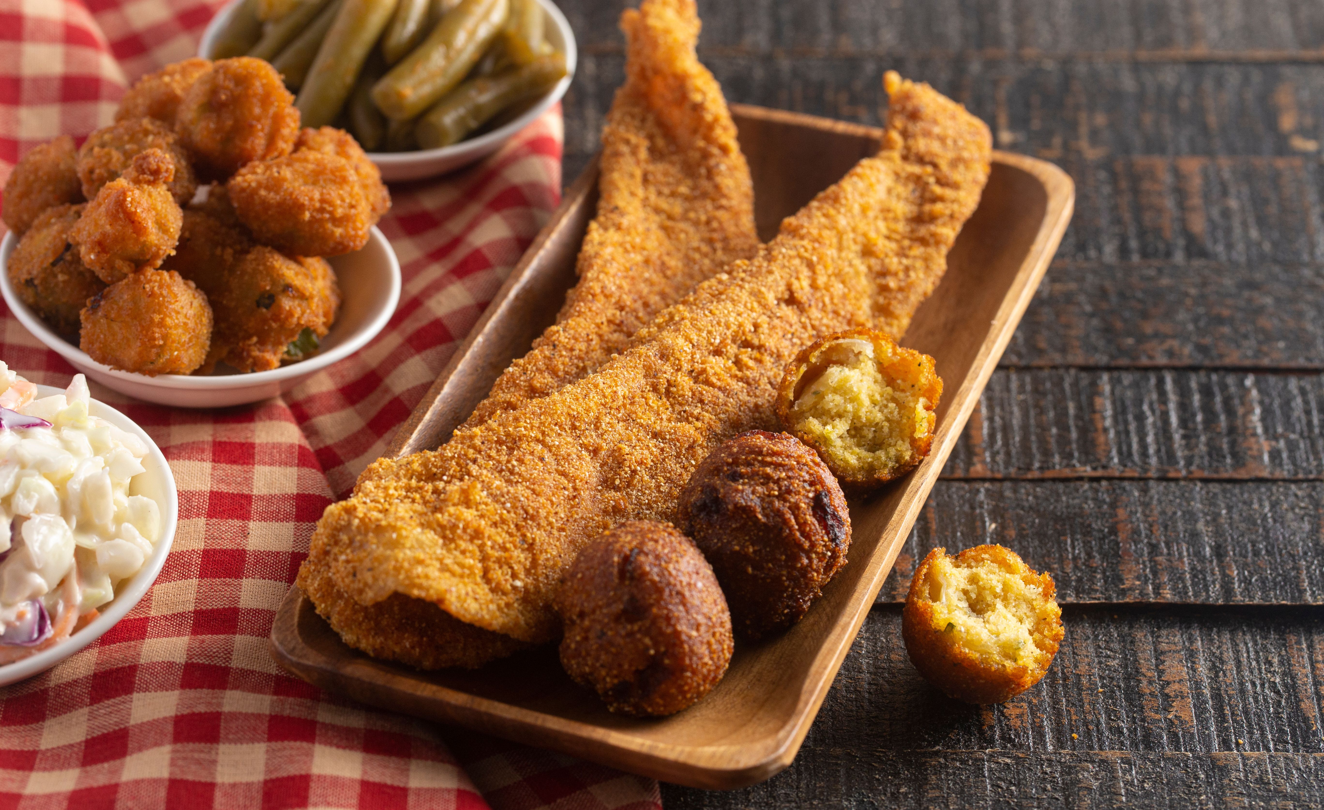 Se peixe-gato e Hushpuppies soam bem para você, Arkansas é onde ir 7 hushpuppies e peixe-gato frito