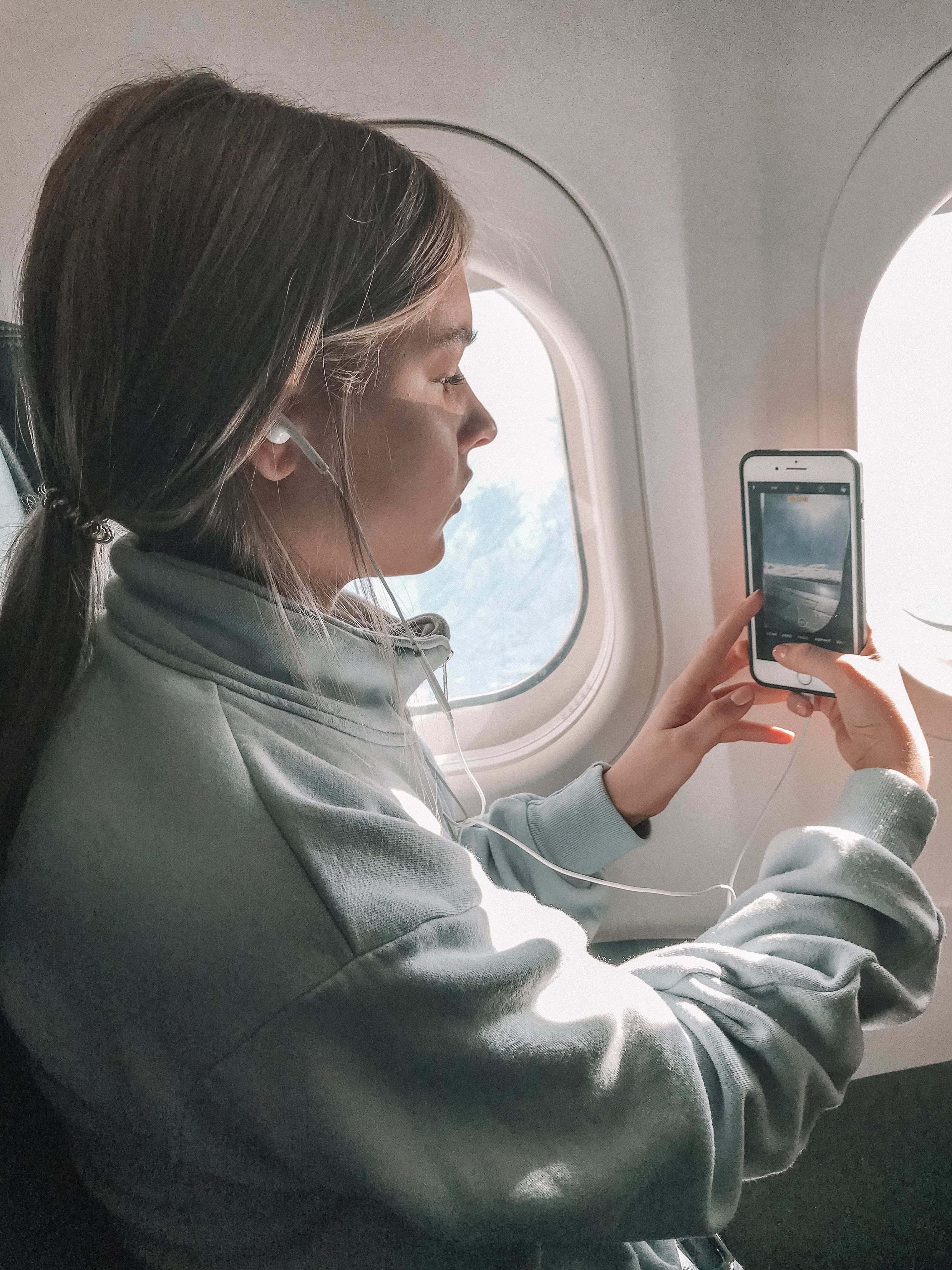Tudo o que você precisa saber sobre viajar com orçamento limitado 2 garota no avião