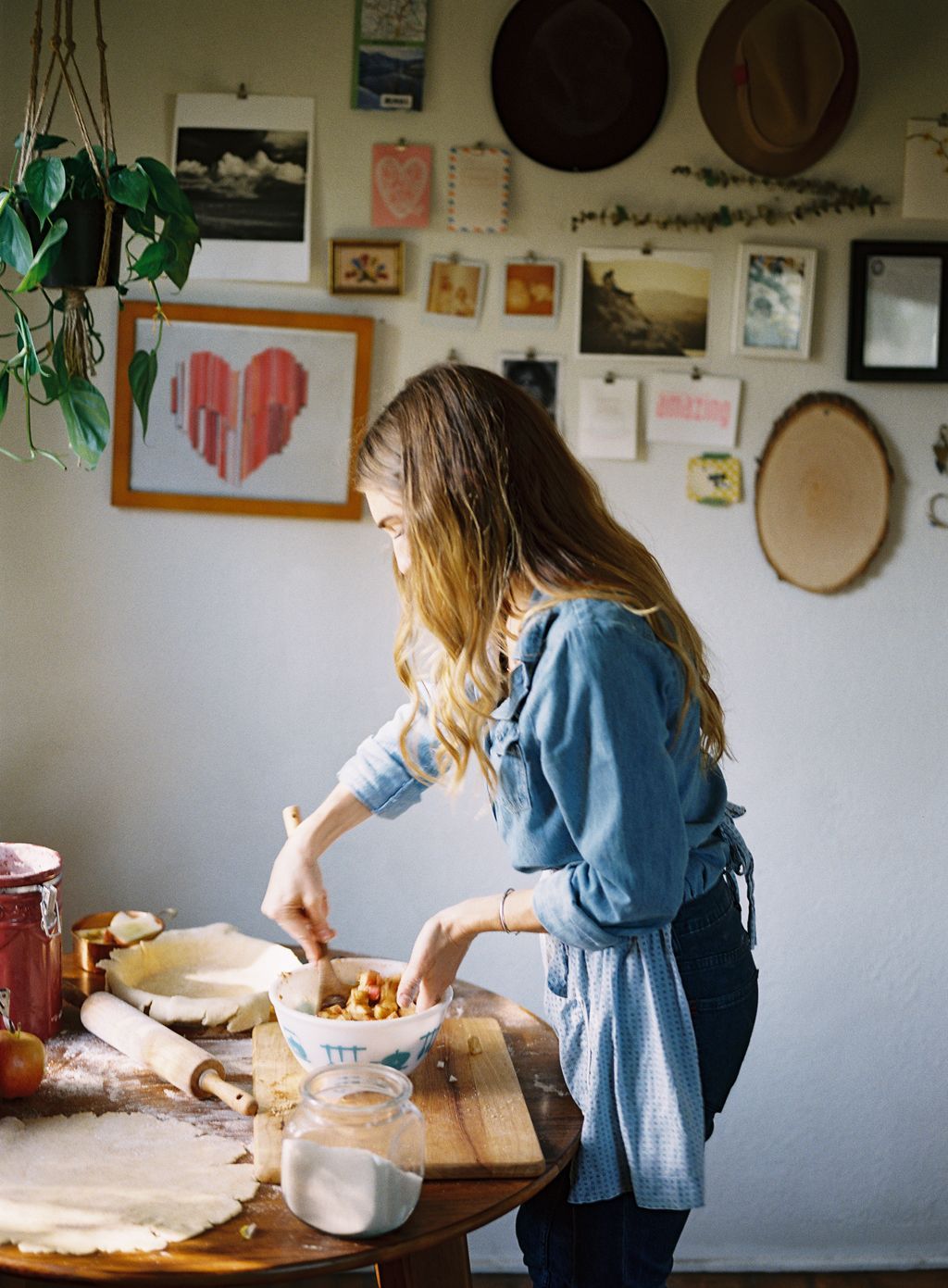 Tudo o que você precisa saber sobre viajar com orçamento limitado 4 menina cozinhando