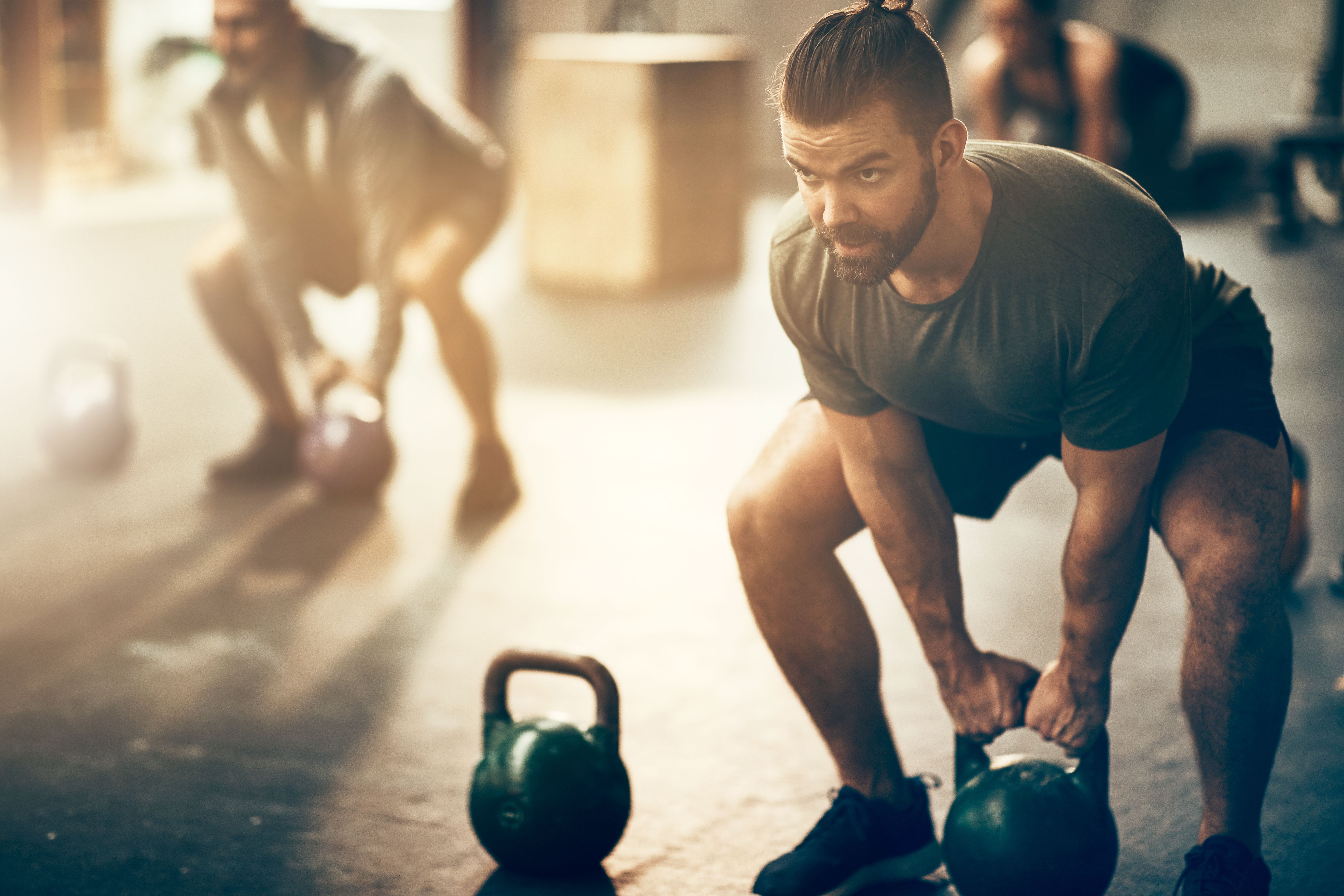 Estas são as melhores (e mais fáceis) maneiras de treinar para uma grande caminhada, de acordo com especialistas 3 um homem fazendo um treino de kettlebell