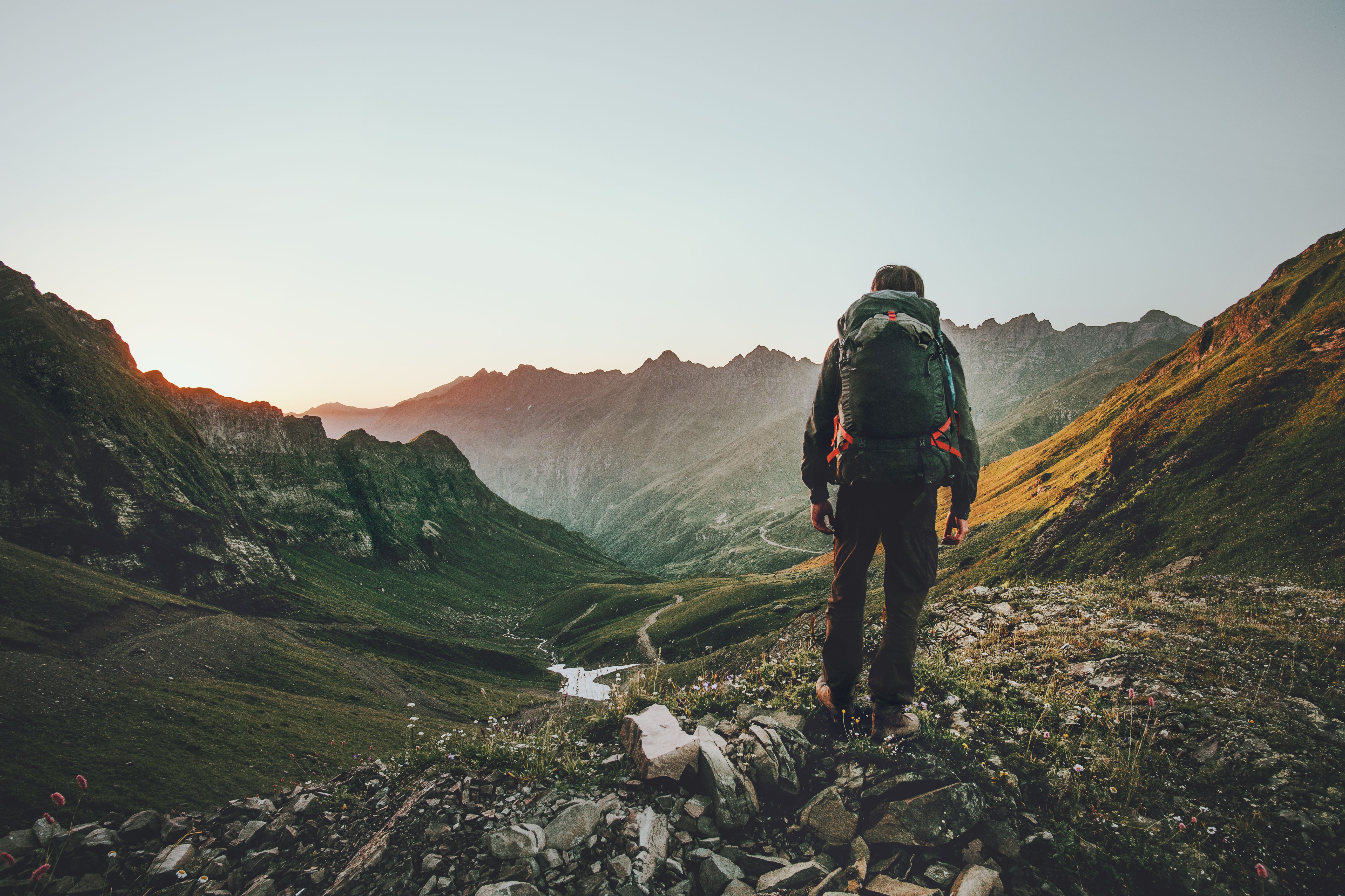 Estas são as melhores (e mais fáceis) maneiras de treinar para uma grande caminhada, de acordo com especialistas 2 um alpinista em uma trilha de montanha