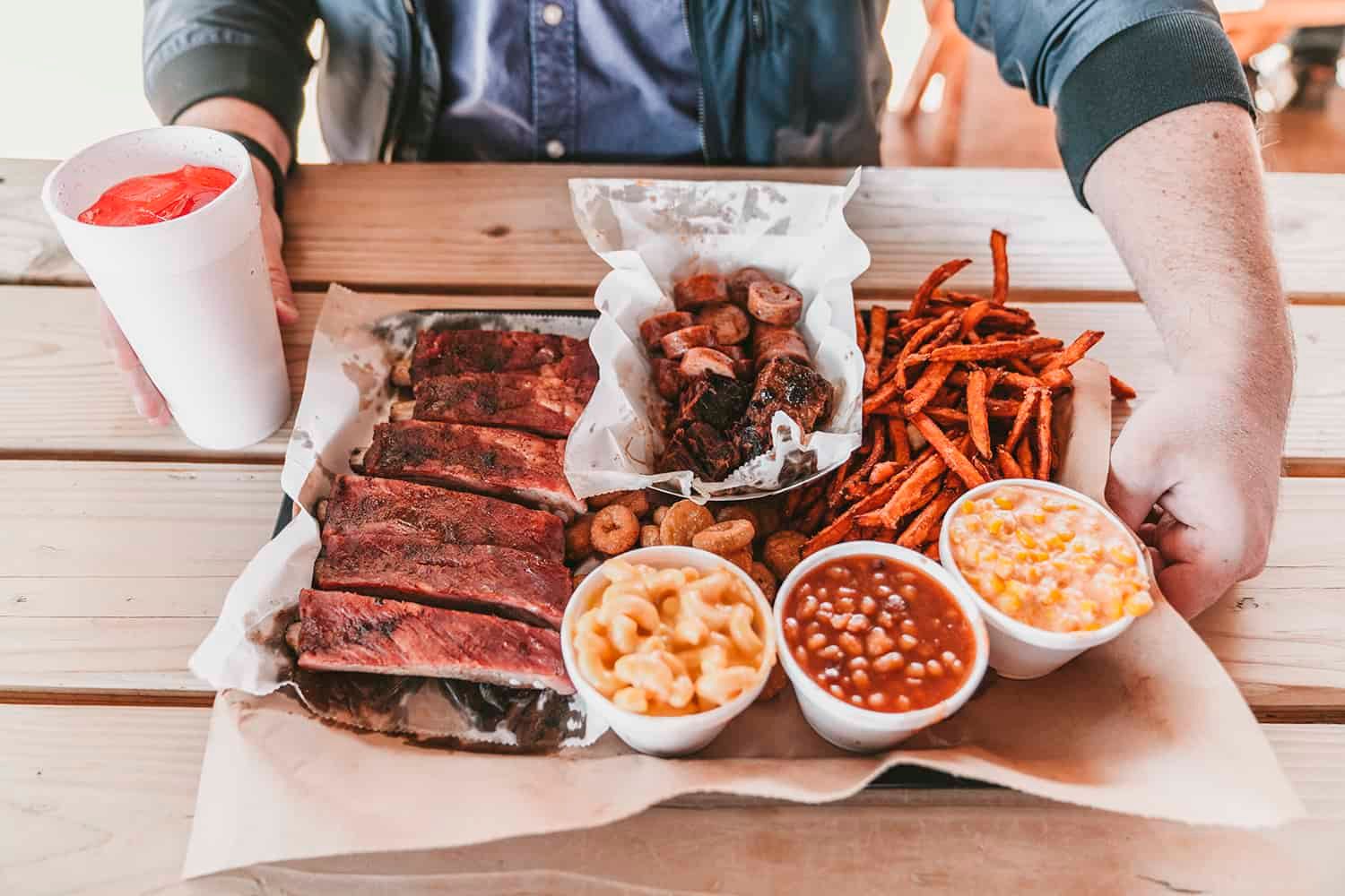 Este estado é o lar dos pratos mais americanos do país 2 uma bandeja de churrasco kansas autêntico