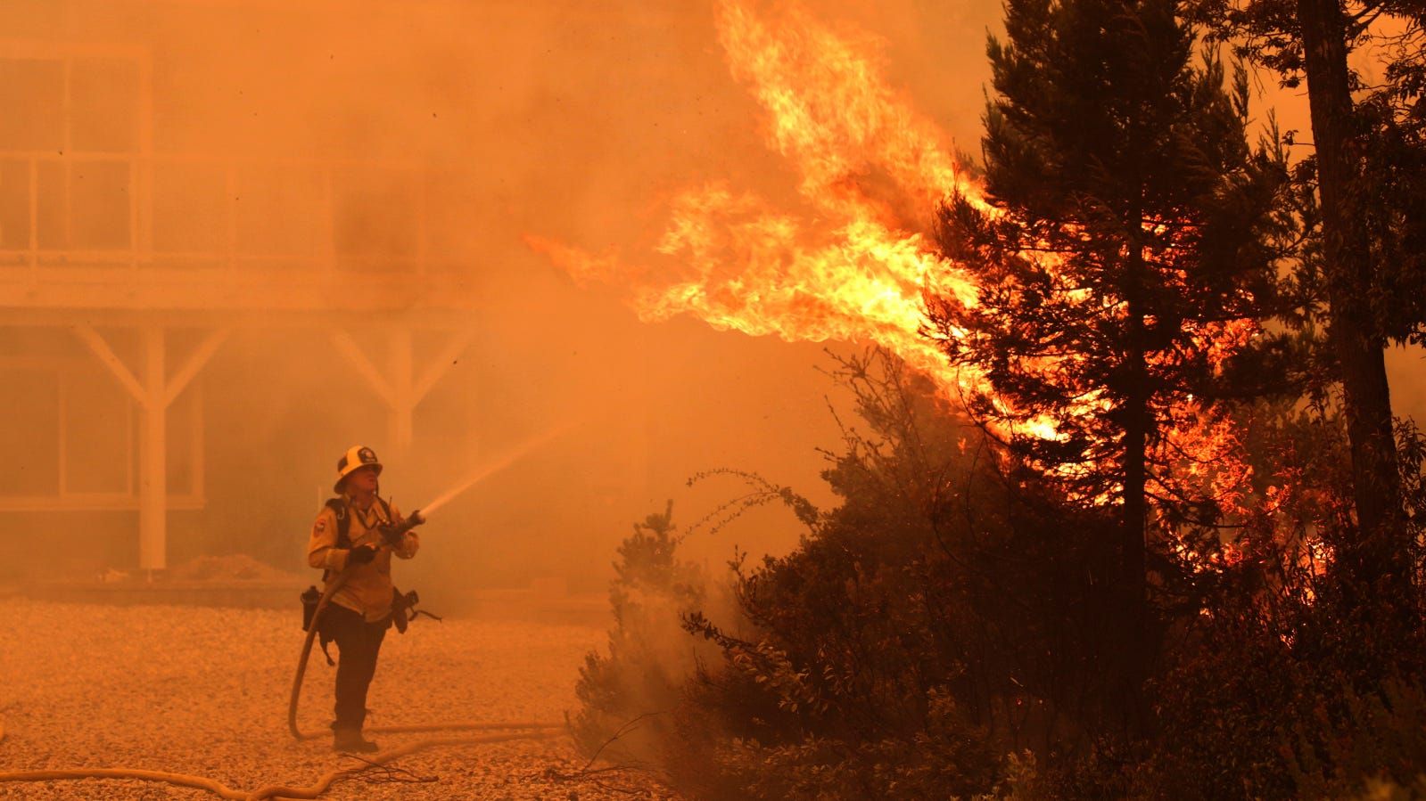 Governador da Califórnia diz que mudança climática é a culpada pelos incêndios florestais de 2020 3 um bombeiro na califórnia