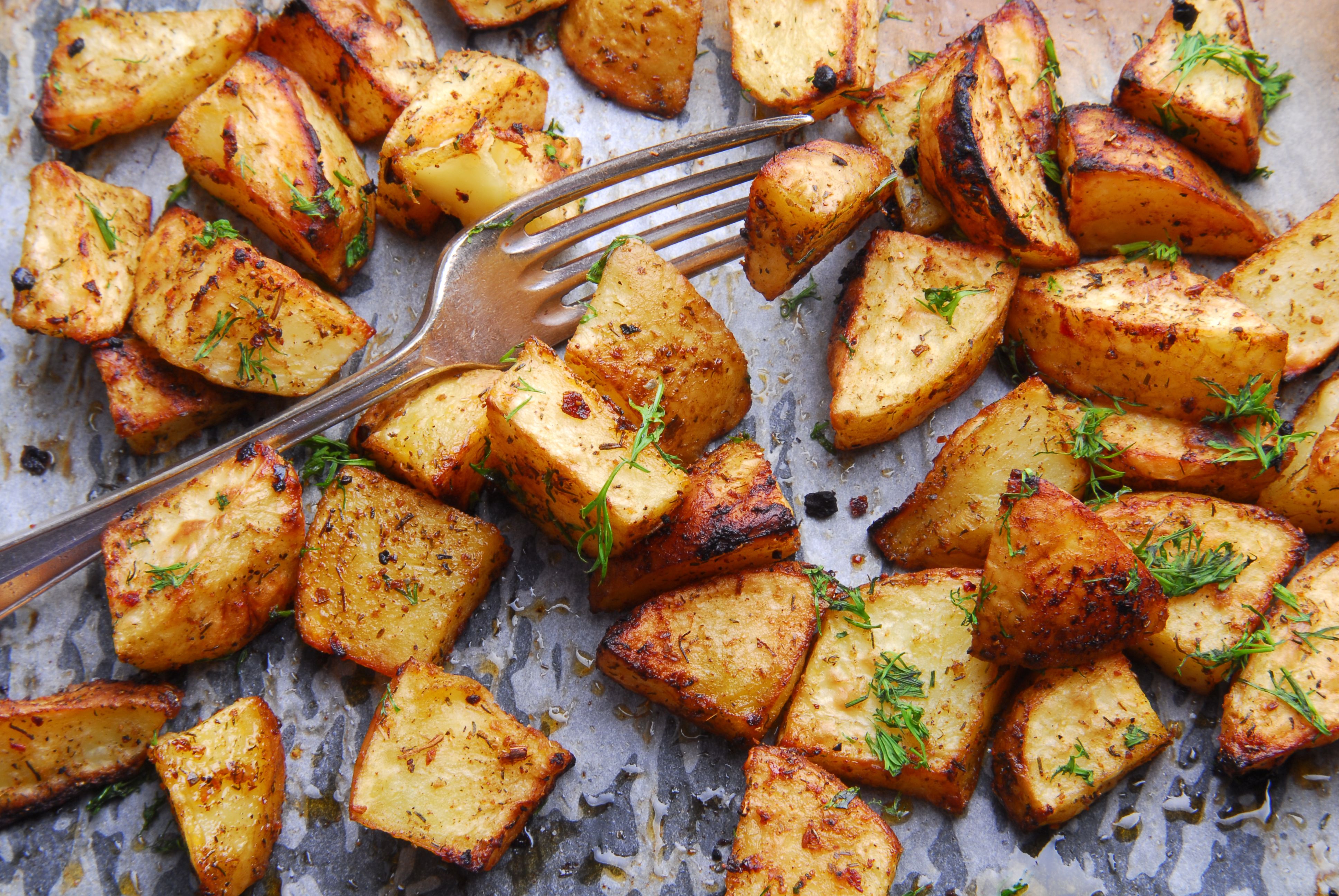 Batatas são confusas: aqui está um guia para navegar no vegetal mais amado do Dia de Ação de Graças 3 uma panela de batatas assadas