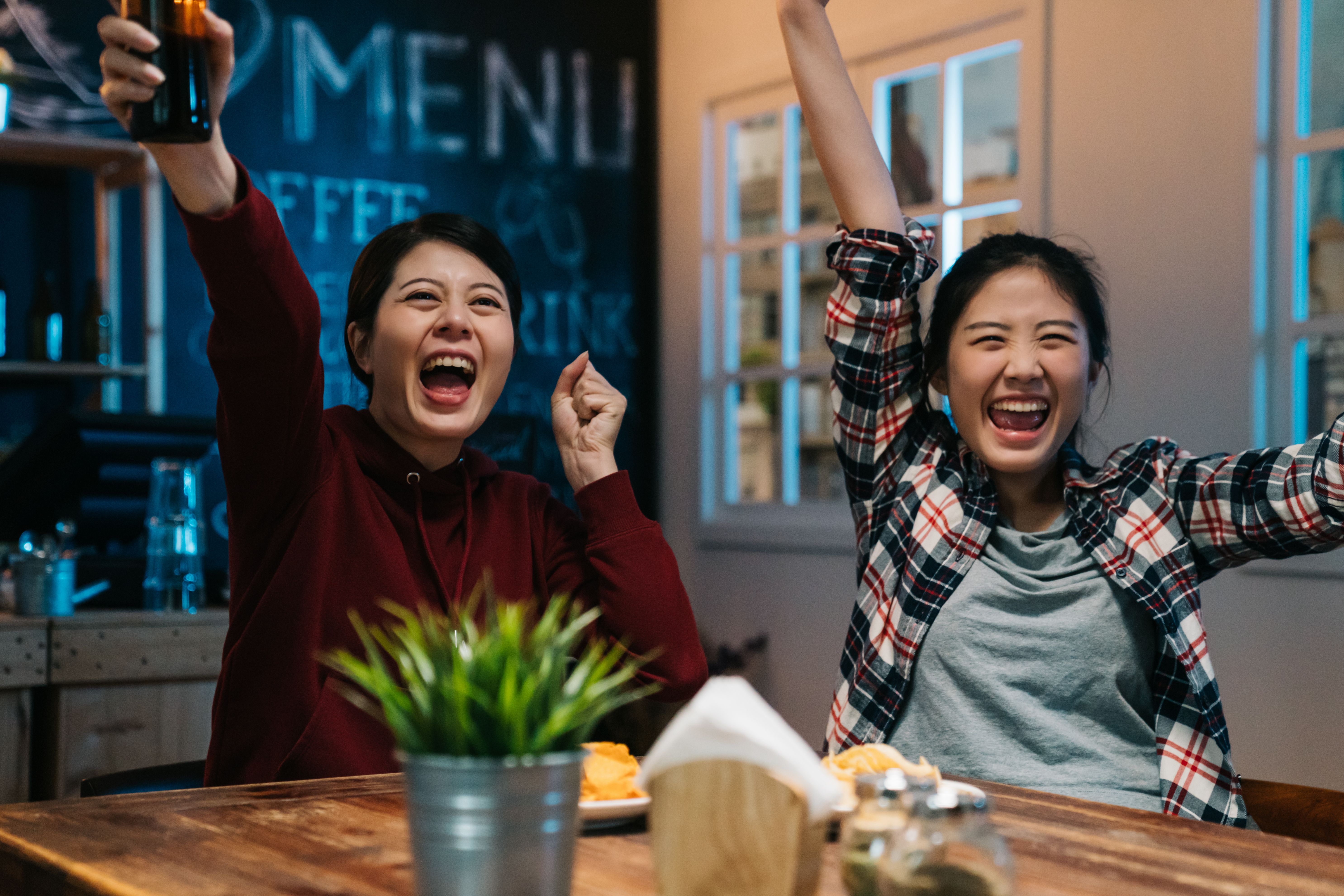 Festividades virtuais que você pode hospedar diretamente de sua própria casa (com o mínimo de esforço) 2 duas garotas tendo uma noite de jogo