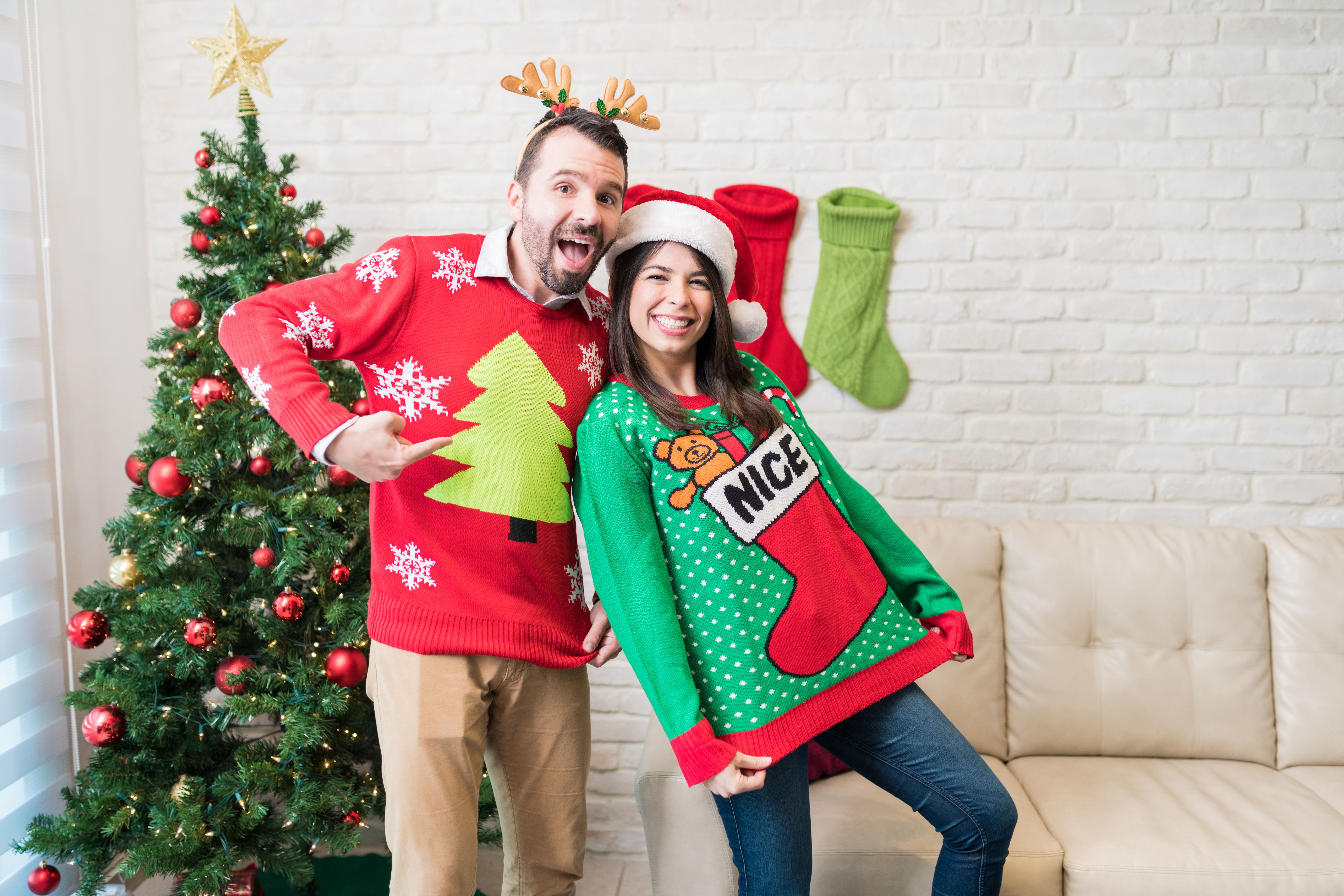 Festividades virtuais que você pode hospedar diretamente de sua própria casa (com o mínimo de esforço) 4 um casal vestindo blusas feias