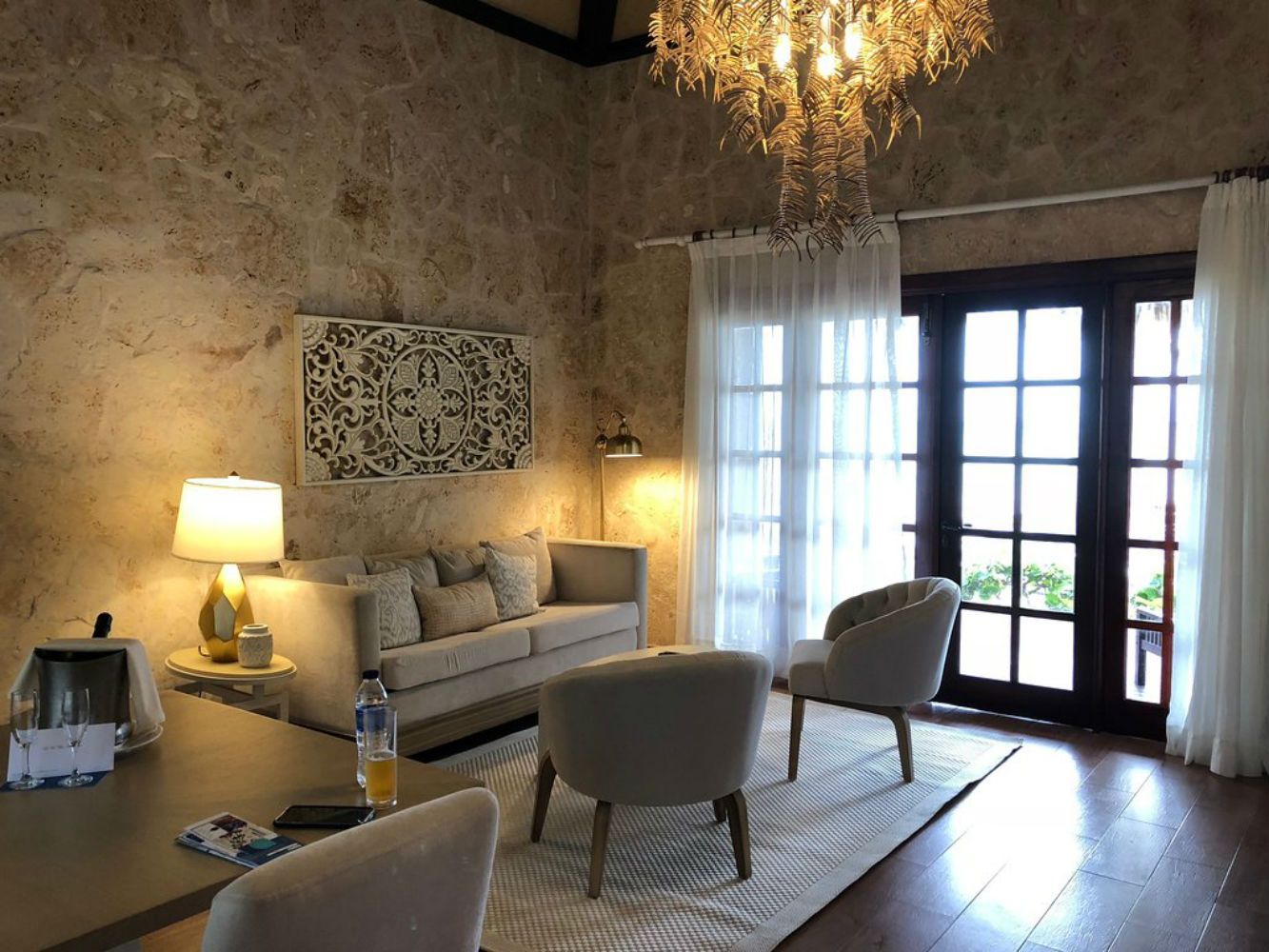 Se você reservar essas experiências com tudo incluído, poderá ficar em um apartamento charmoso 6 sala de estar da villa no resort