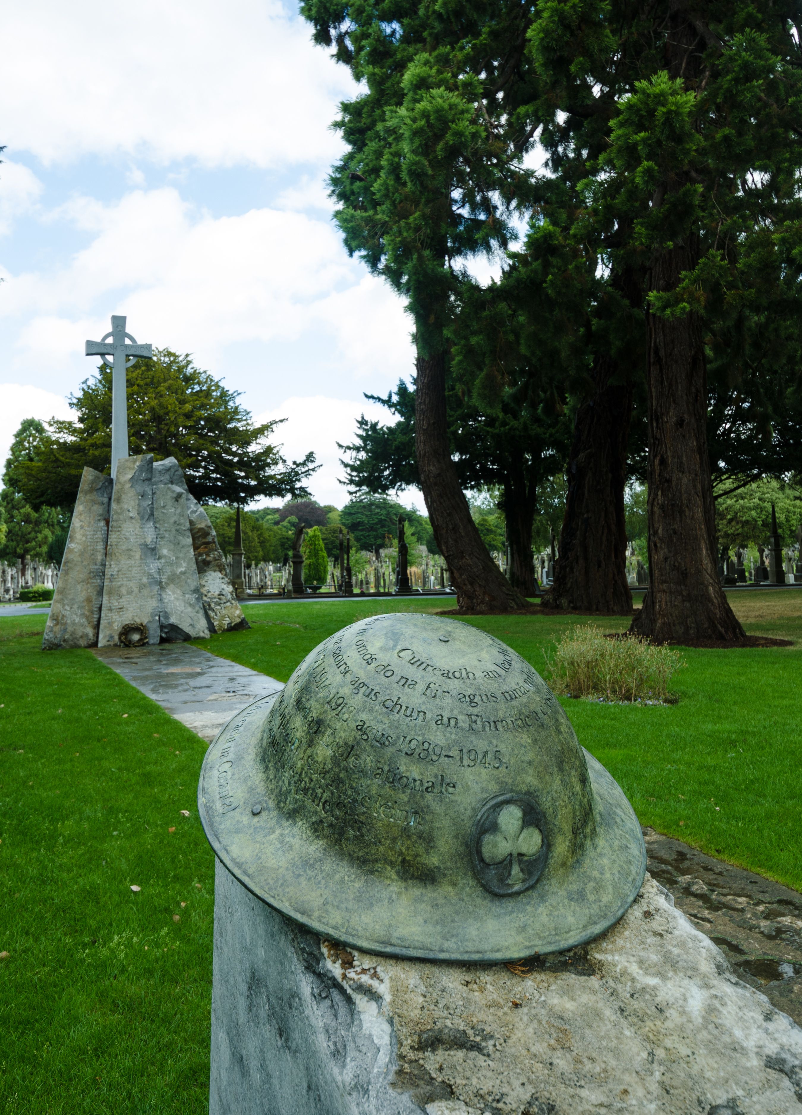 Você sabia que havia um museu do cemitério em Dublin? É assim que é 2 um memorial no cemitério de glasnevin