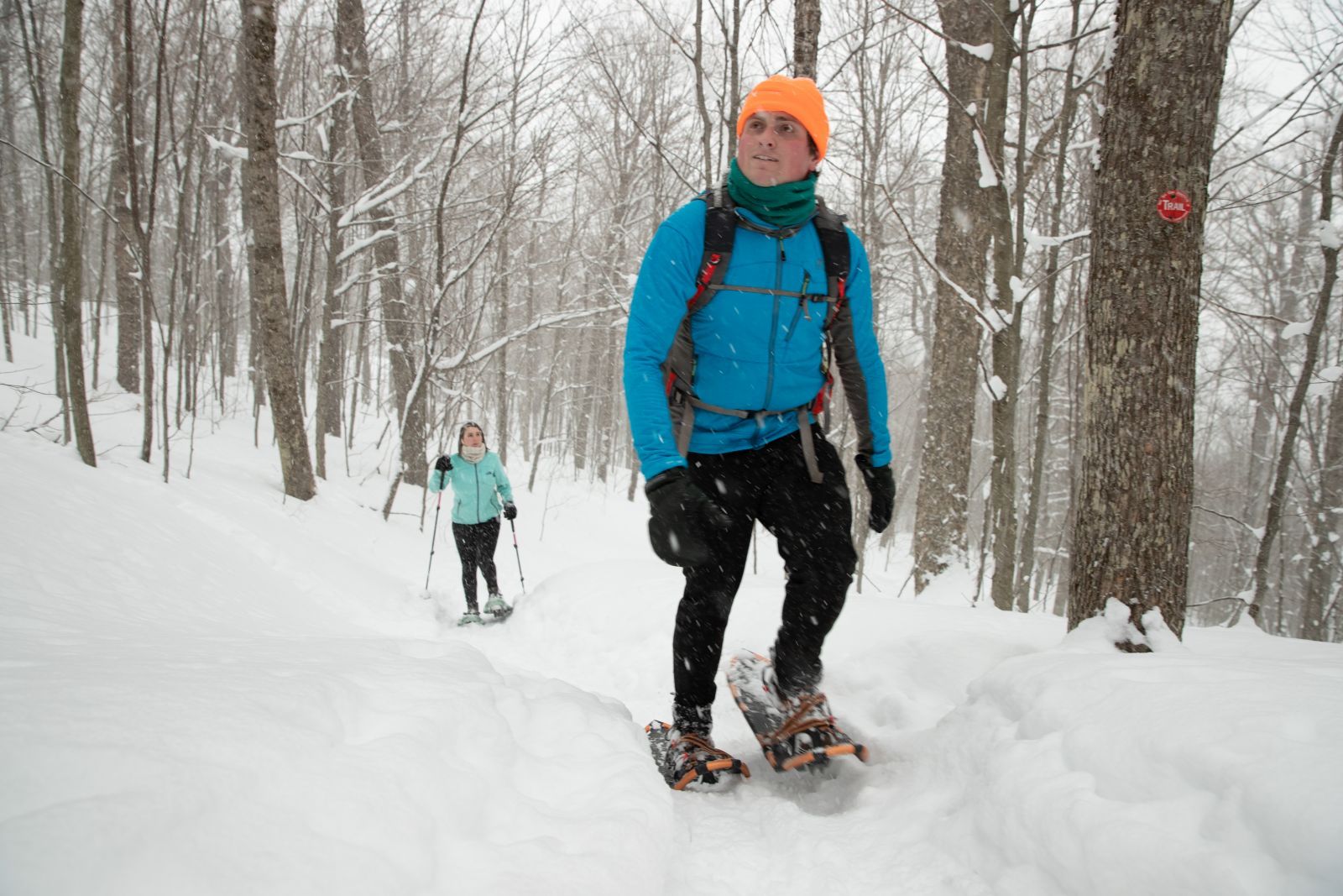 Querendo saber o que você pode fazer no inverno? Adicione estas atividades recreativas à sua lista 3 um casal de raquetes de neve
