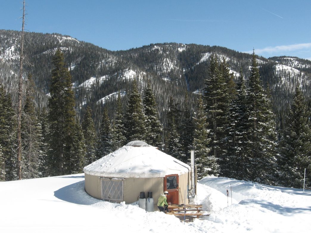 Querendo saber o que você pode fazer no inverno? Adicione estas atividades recreativas à sua lista 2 um yurt nas montanhas durante o inverno
