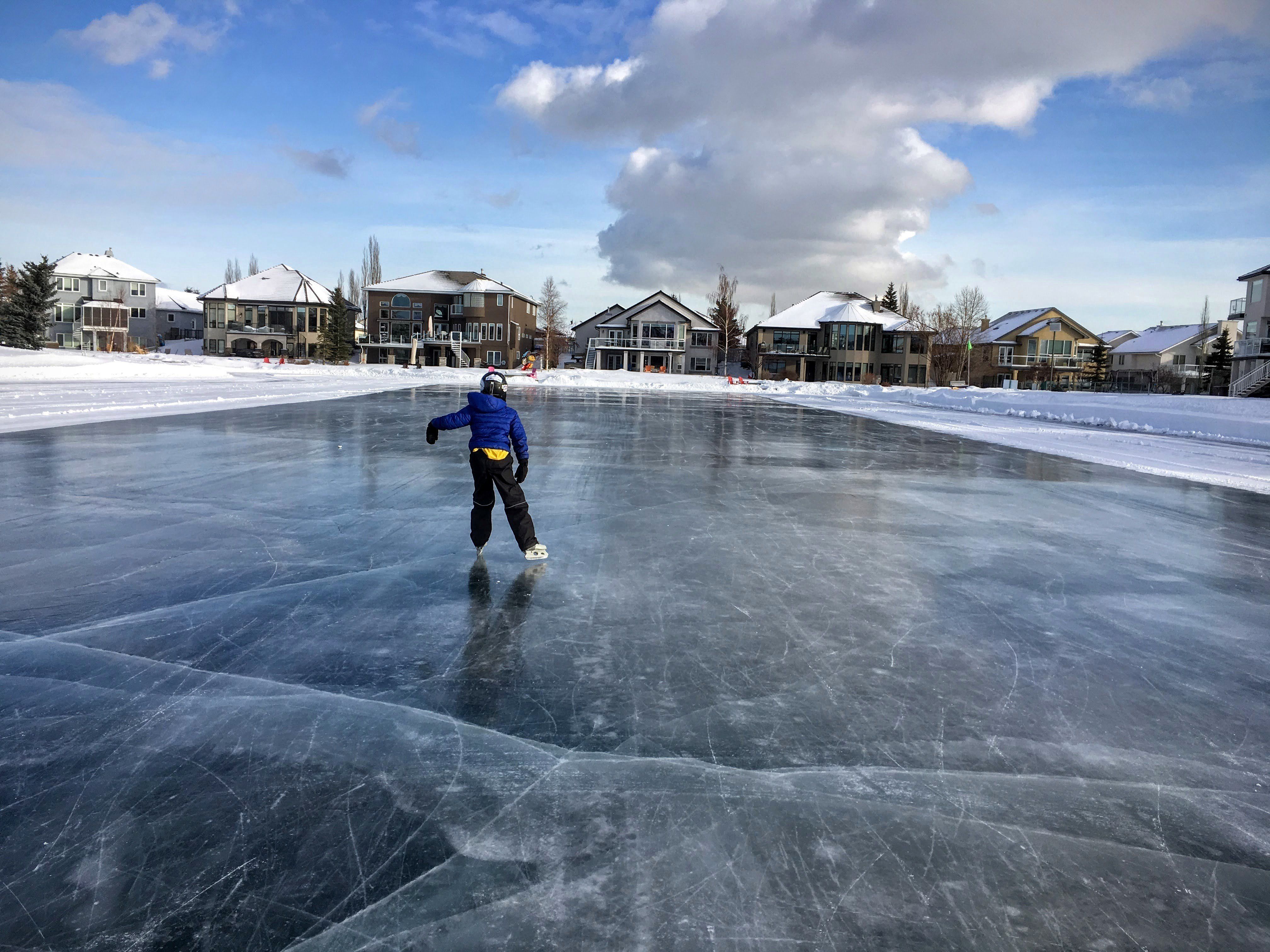 Querendo saber o que você pode fazer no inverno? Adicione estas atividades recreativas à sua lista 6 pessoas patinando ao ar livre