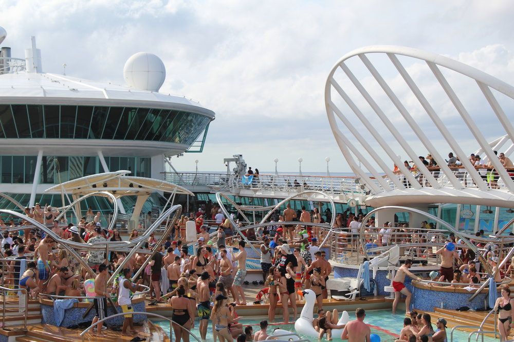 Os turistas que fizeram cruzeiros ficaram mais satisfeitos com este seguro de viagem 2 Multidão de pessoas desfrutando de um deck de cruzeiro