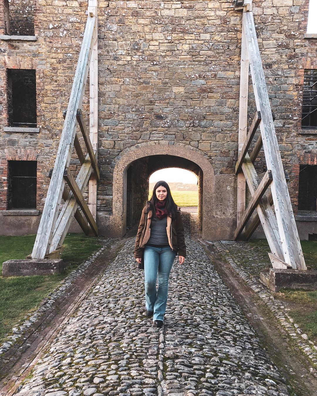 Aqui estão 10 lugares assustadores que os viajantes podem ver quando visitam a Irlanda 2 Uma mulher saindo de um castelo