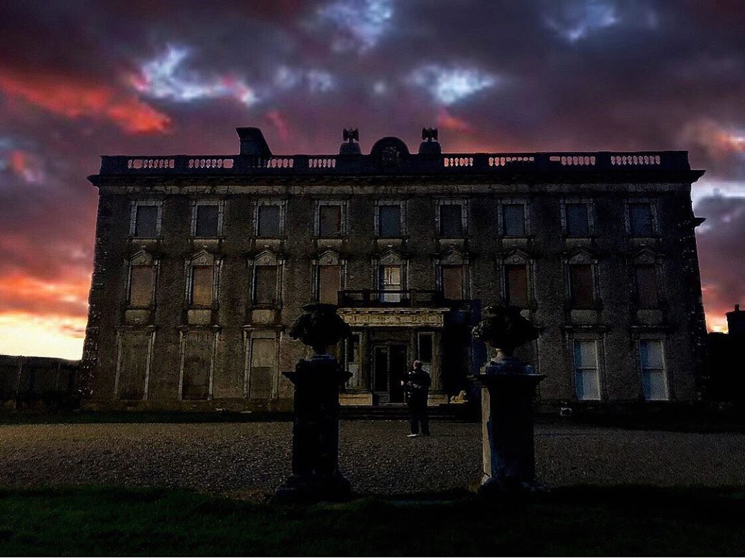 Aqui estão 10 lugares assustadores que os viajantes podem ver quando visitam a Irlanda 4 Alguém do lado de fora do Loftus Hall