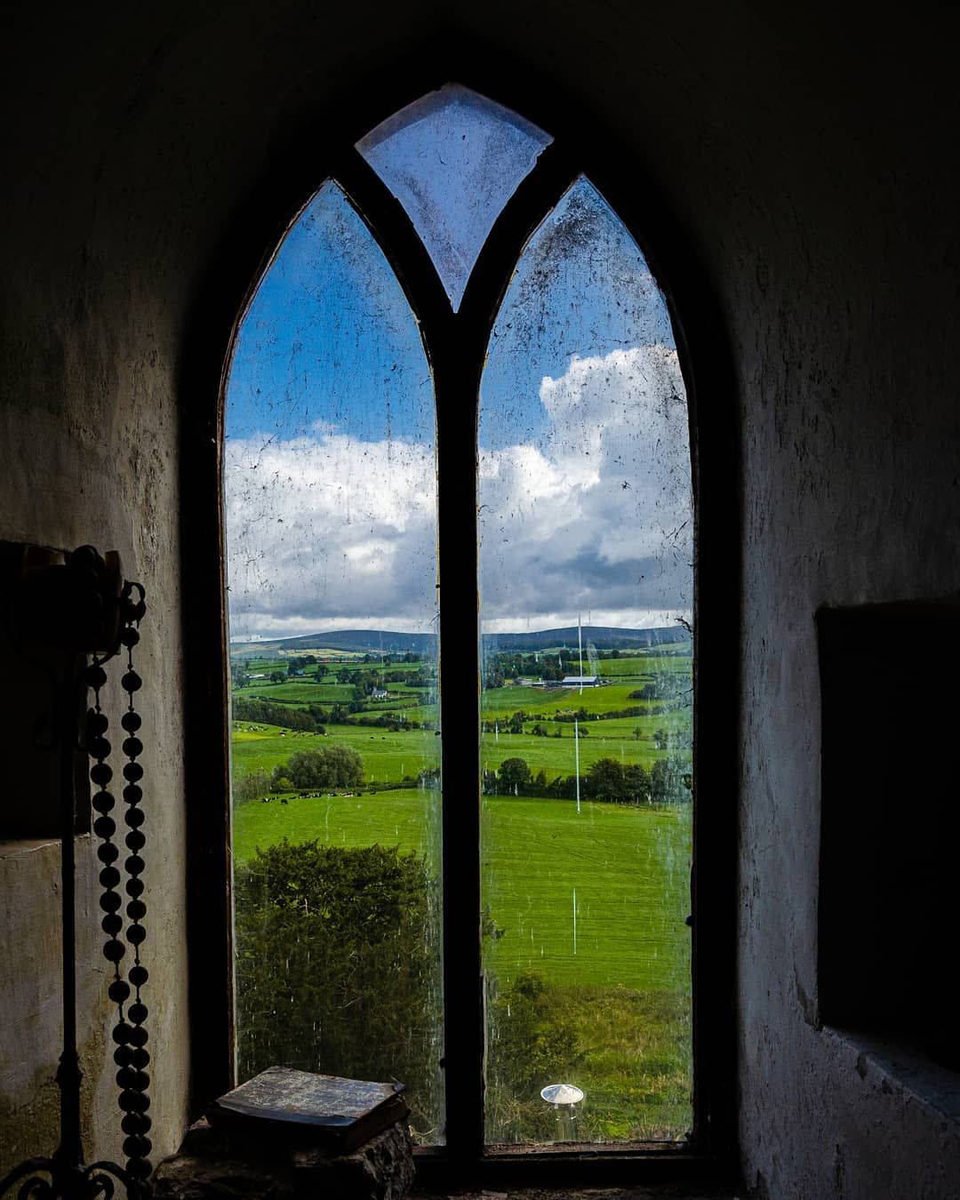 Aqui estão 10 lugares assustadores que os viajantes podem ver quando visitam a Irlanda 7 Janela suja no Leap Castle