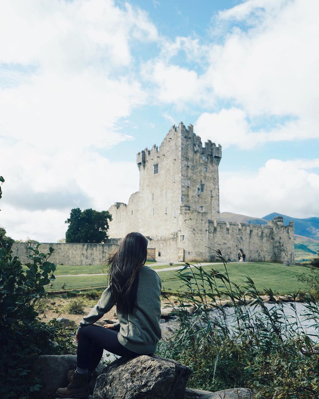 Aqui estão 10 lugares assustadores que os viajantes podem ver quando visitam a Irlanda 8 Uma pessoa olhando para um lago