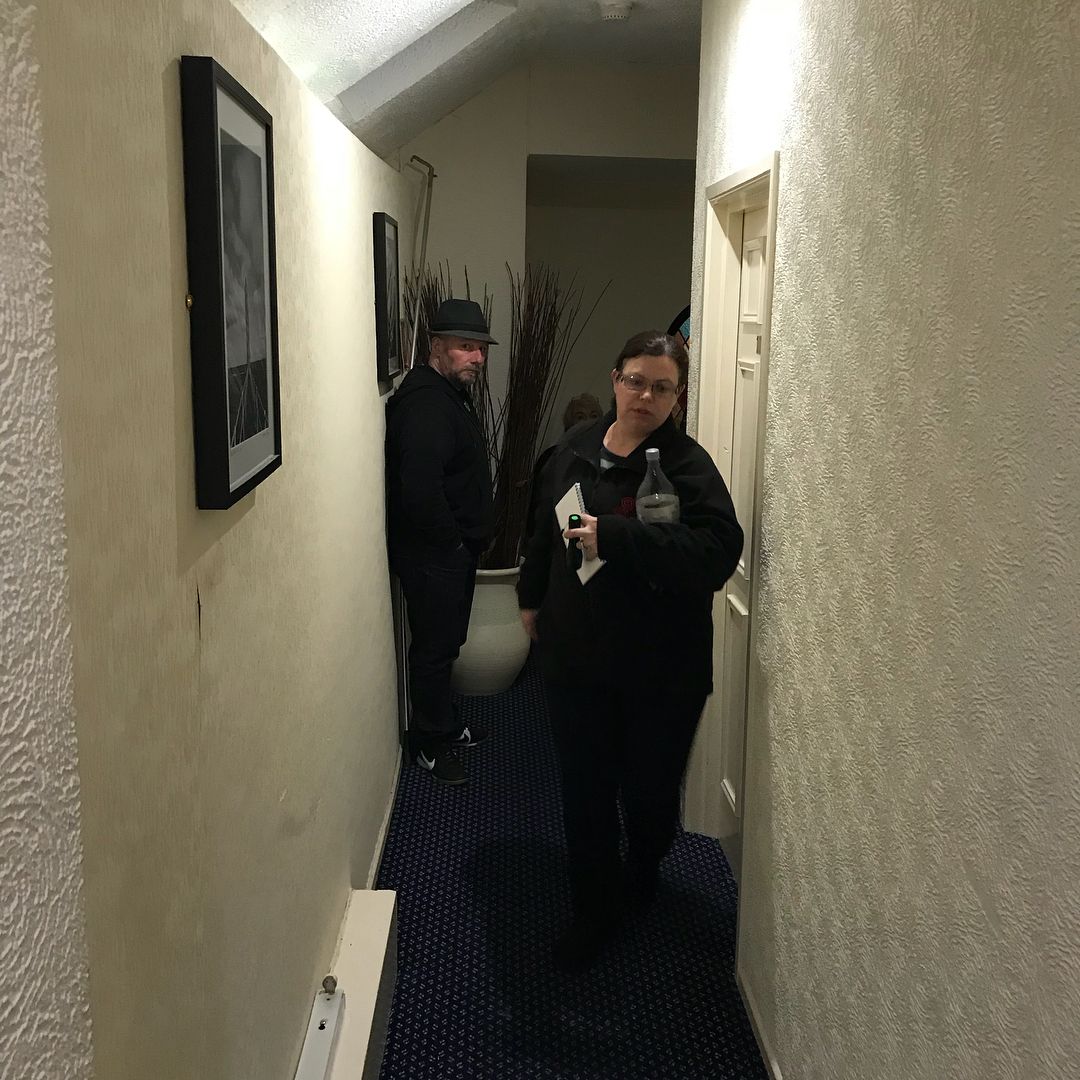 Aqui estão 10 lugares assustadores que os viajantes podem ver quando visitam a Irlanda 6 Grupo de pesquisa paranormal em um hotel