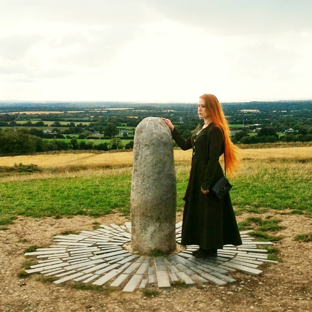 Aqui estão 10 lugares assustadores que os viajantes podem ver quando visitam a Irlanda 9 Alguém tocando uma pedra na Irlanda