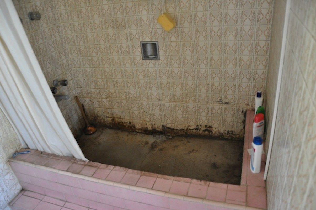 10 fotos de viajantes de AirBnBs em que você nunca ficaria (mesmo que pagassem) 3 Chuveiro nojento em aluguel