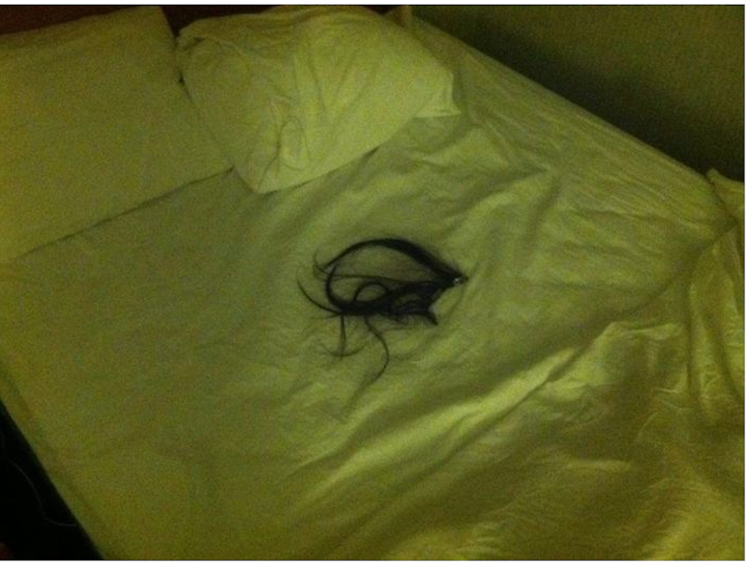 Pedaços de cabelo na cama