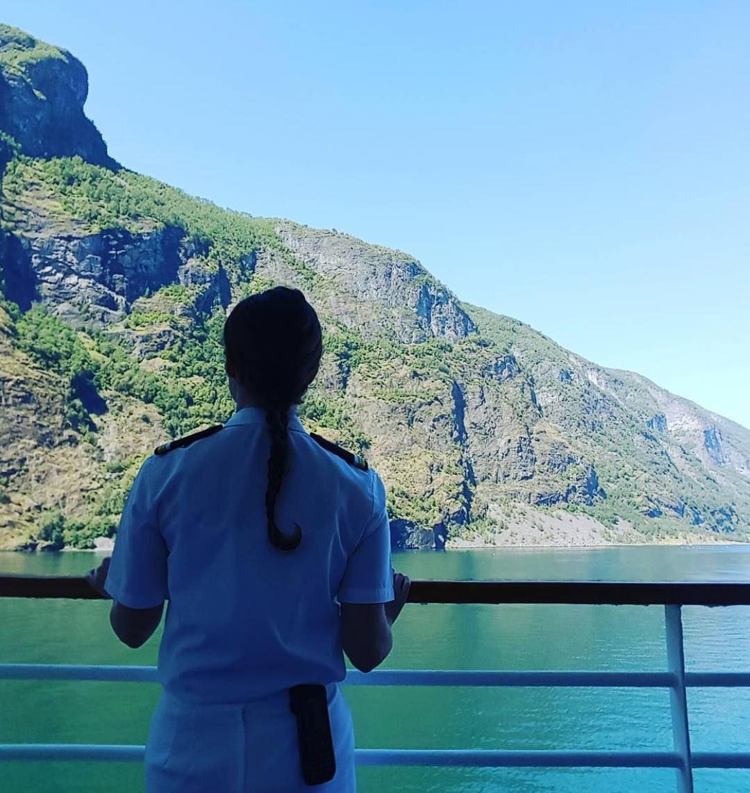 De acordo com a equipe do navio: Veja como é trabalhar na Norwegian Cruises 2 Alguém olhando para a água