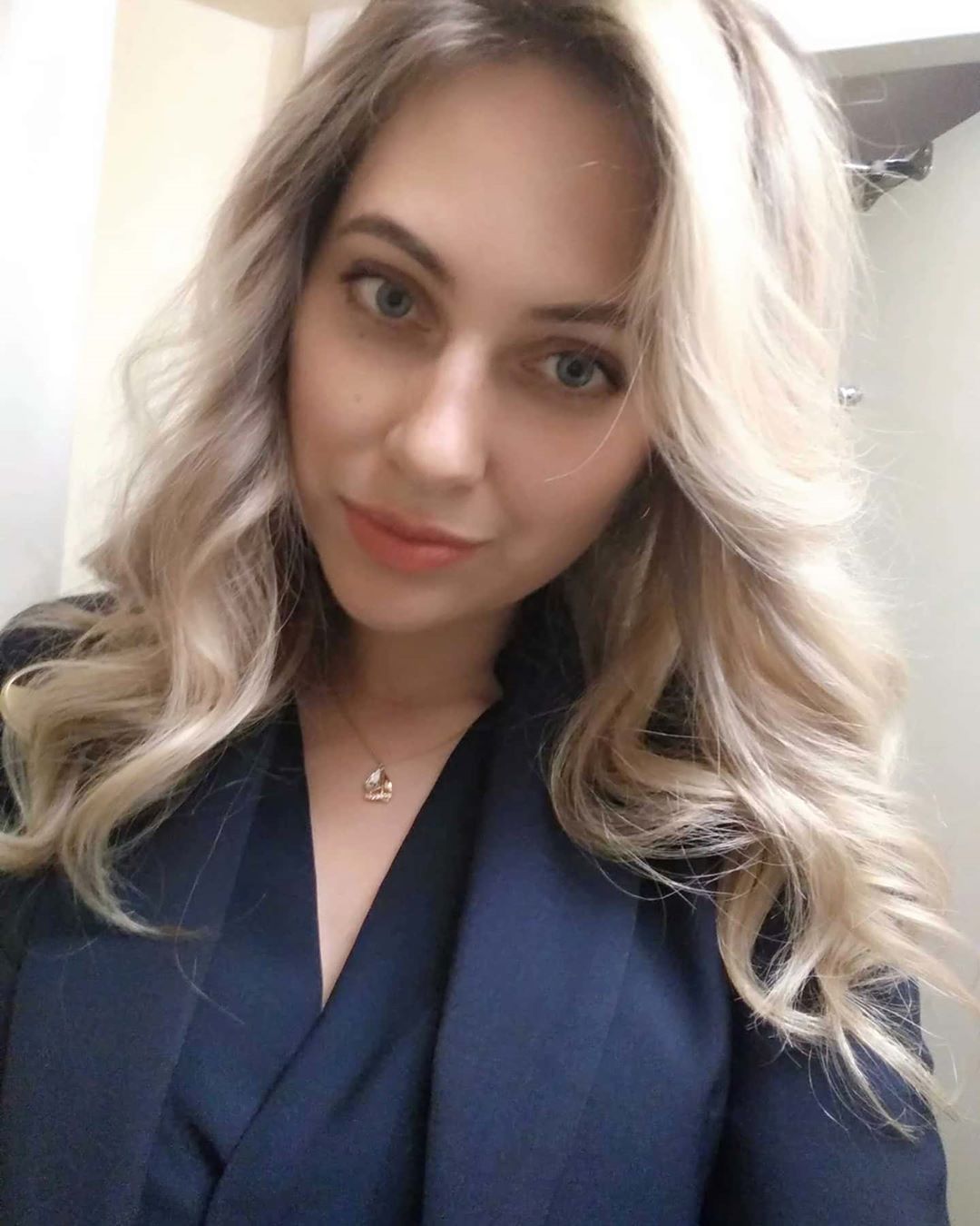 De acordo com a equipe do navio: Veja como é trabalhar na Norwegian Cruises 3 Mulher loira olhando para a câmera